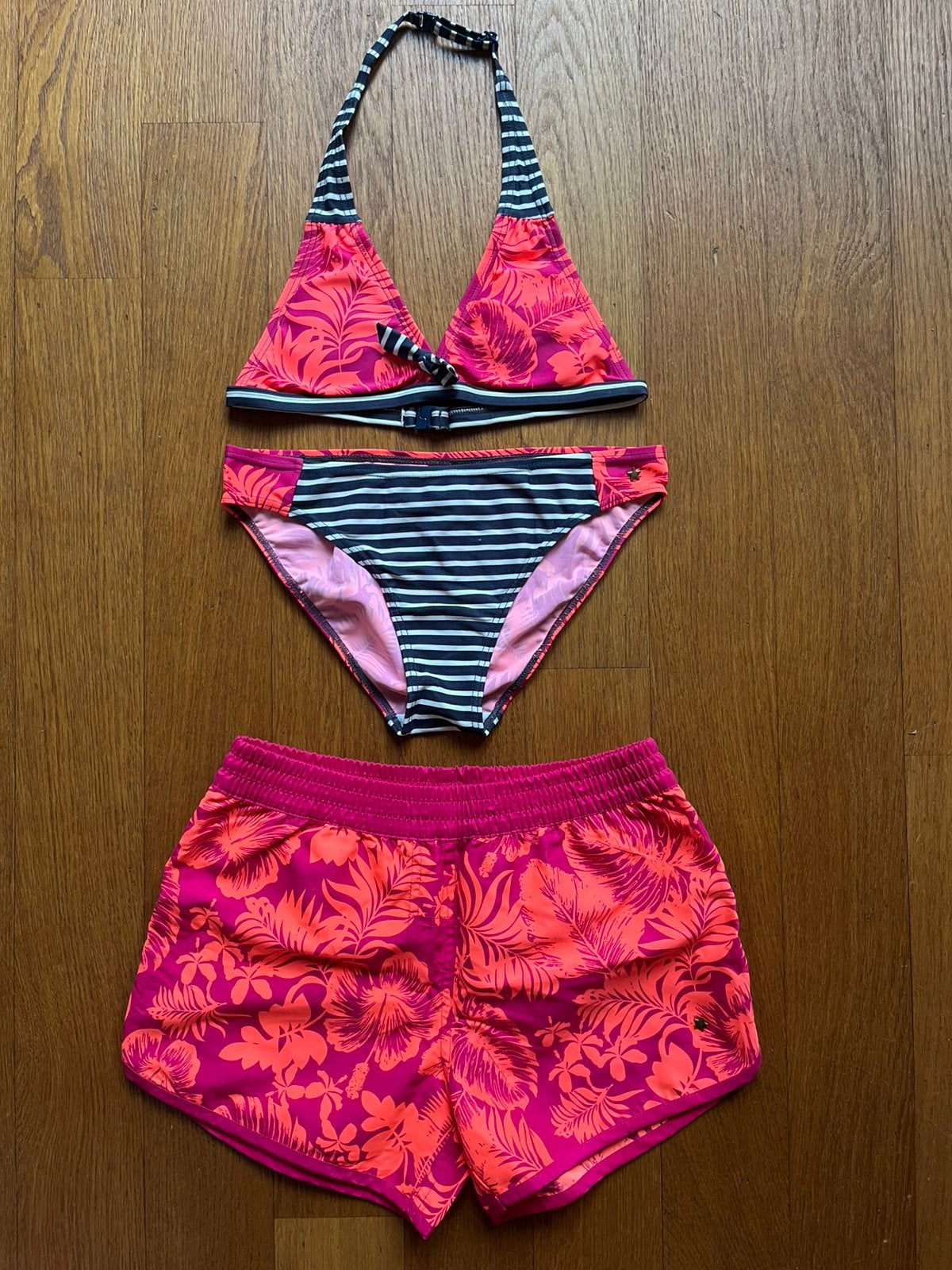 Bikini-set met bijpassende short, maat 152/158, merk Esprit., Bikiniset, Meisje, Ophalen of Verzenden, Zo goed als nieuw
