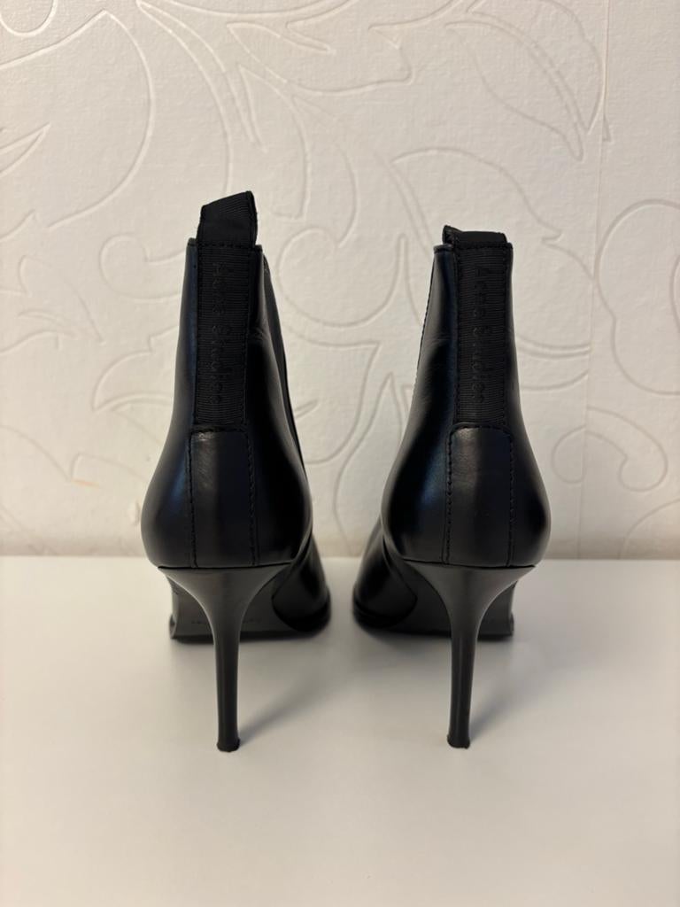 Acne Studios Zwarte Enkellaarzen Kalfsleer Metalen Punt, Kleding | Dames, Schoenen, Ophalen, Zo goed als nieuw, Zwart, Lage of Enkellaarzen