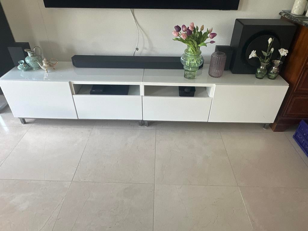 2 witte IKEA tv-meubels met glasplaat, Gebruikt, Glas, Ophalen of Verzenden, 200 cm of meer