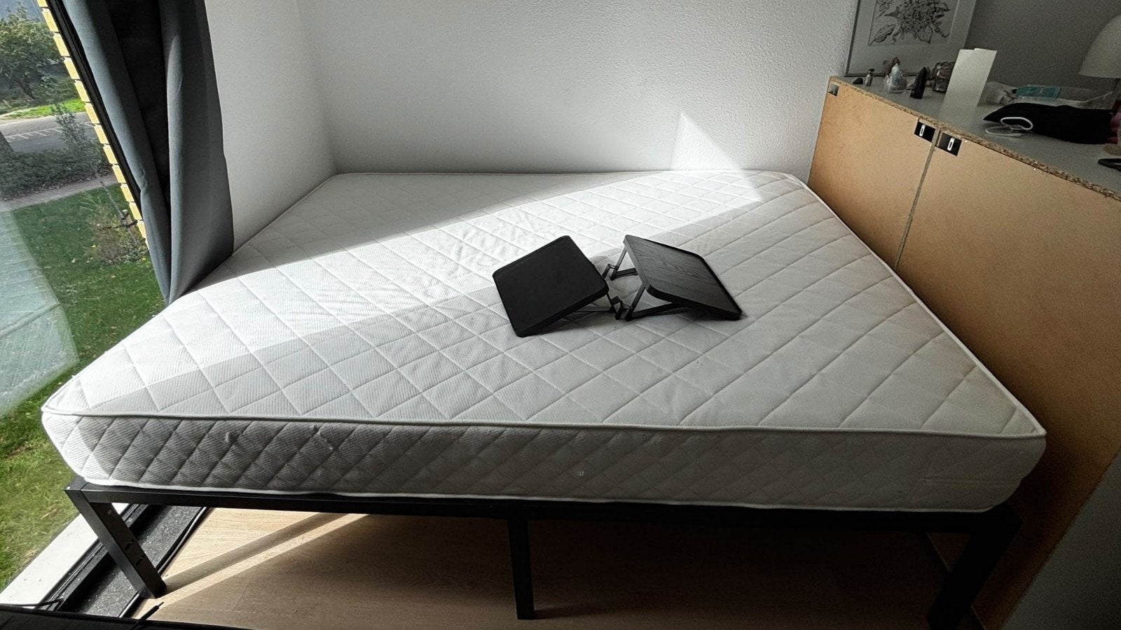 Tweepersoonsbed 160x200 met matras en nachtkastjes, Zwart, Tweepersoons, Ophalen of Verzenden, Zo goed als nieuw