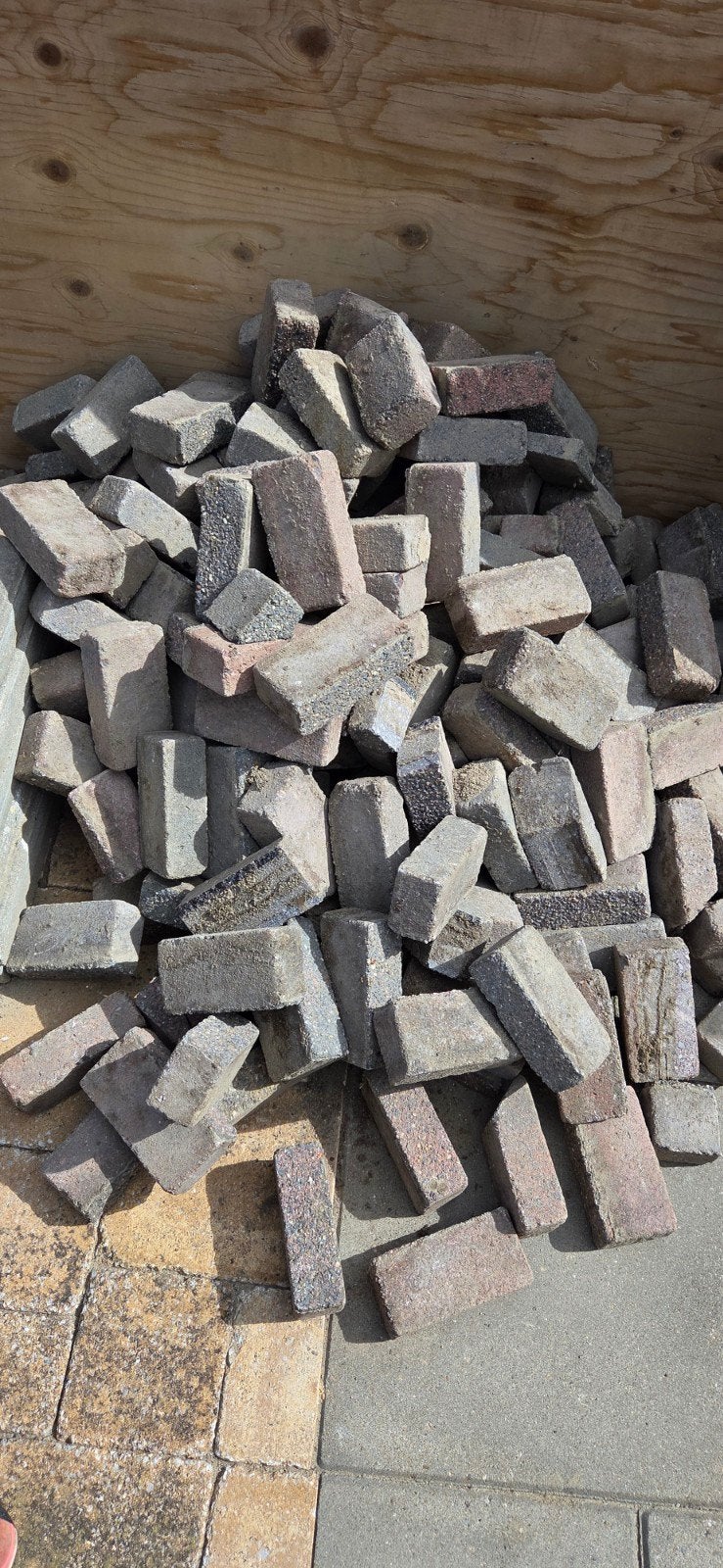 Gratis af te halen: Sierbestrating rood/blauw (ca. 2m²), Tuin en Terras, Ophalen, Gebruikt, Overige typen, Minder dan 5 m²