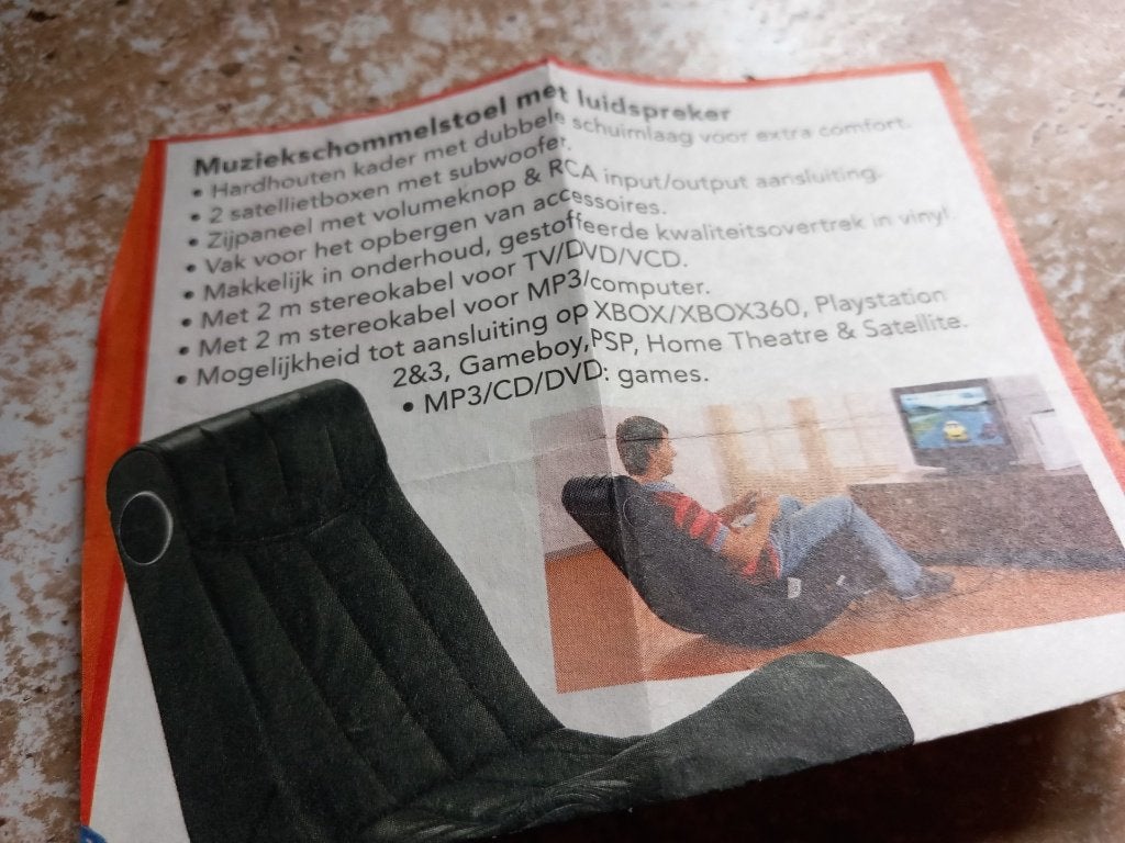 Leren muziekschommelstoel met stereokabel en satellietboxen, Ophalen, Zo goed als nieuw