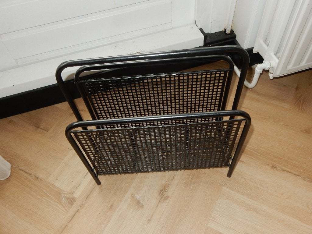 krantenbak Pilastro / Tomado, Metaal, Lectuurbak, Geperforeerd, Zo goed als nieuw