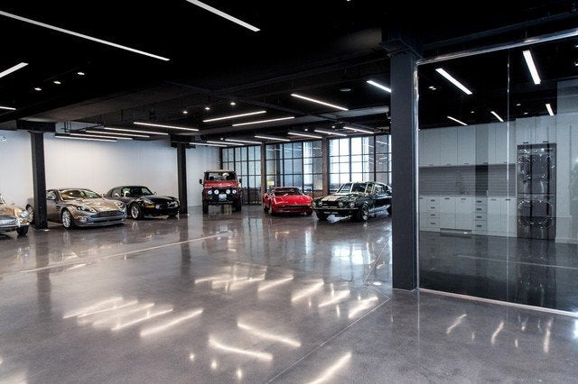 Bedrijfshal bedrijfspand garage showroom gezocht huur & koop, 300 m², Overige typen, Bedrijfsruimte