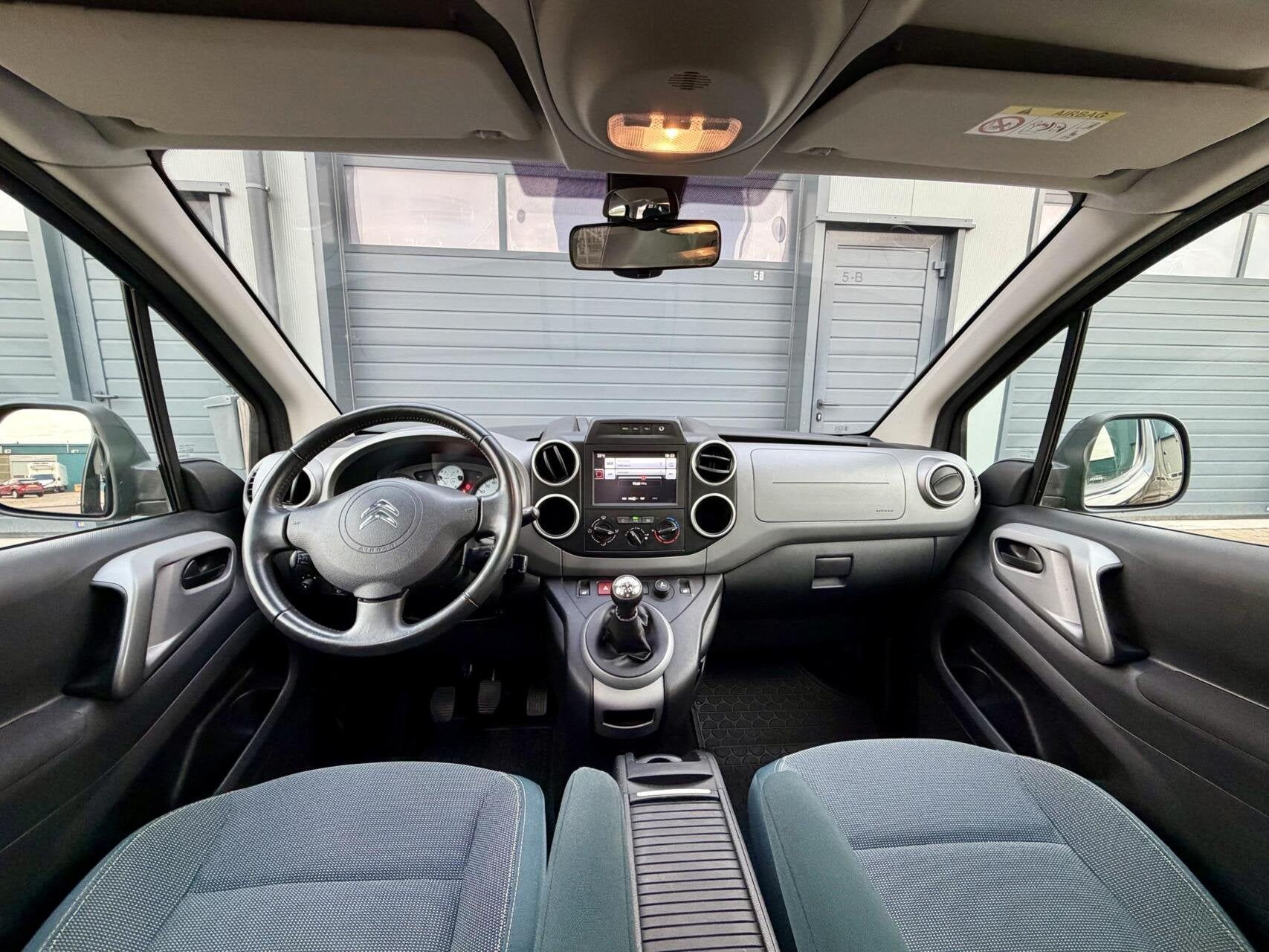 Citroen Berlingo XL 1.2 - 110pk | LAGE KM | 5 Persoons | Ben, Voorwielaandrijving, Dealer onderhouden, Stof, Gebruikt