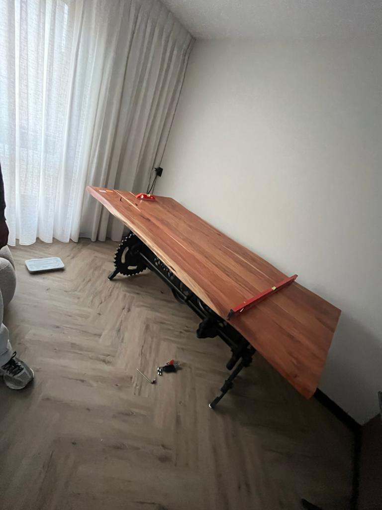 Verstelbare tafel met gietijzeren onderstel en acacia blad, Huis en Inrichting, Tafels | Eettafels, Ophalen, 100 tot 150 cm, Rechthoekig