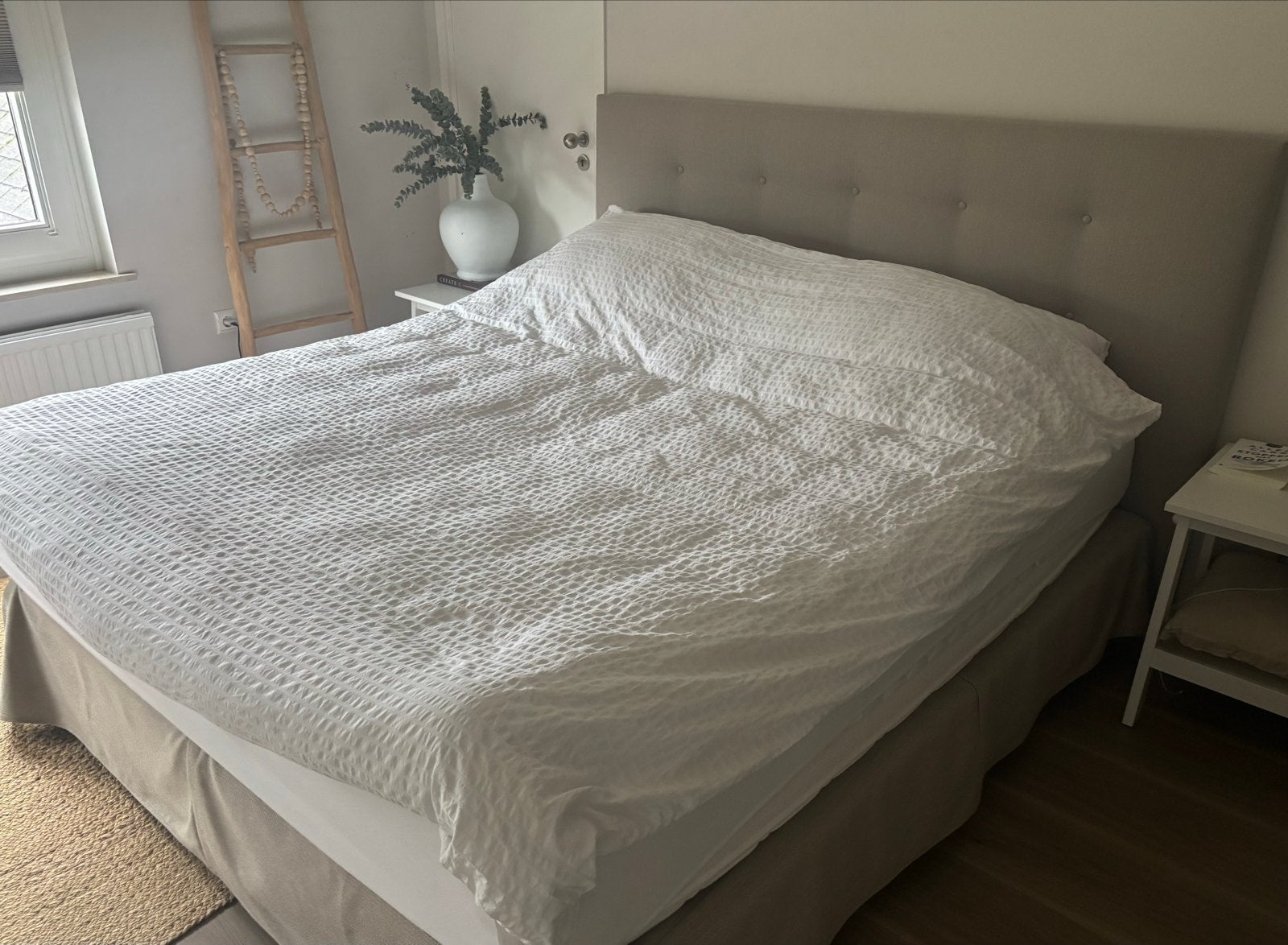 Tweepersoonsbed met gestoffeerd hoofdbord, Ophalen, Gebruikt, Tweepersoons, 180 cm
