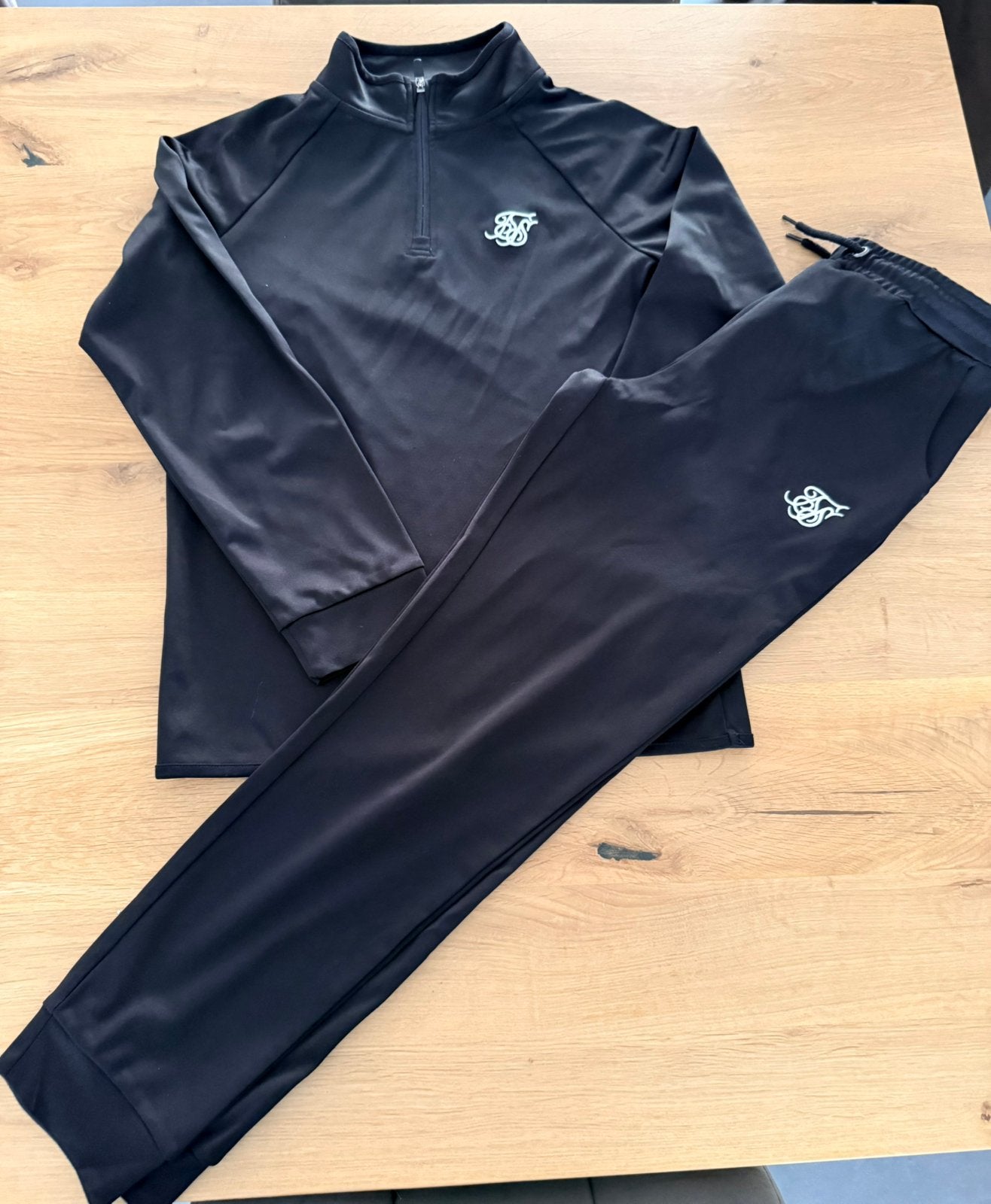Silsilk trainingspak zwart, Kinderen en Baby's, Kinderkleding | Maat 158, Ophalen of Verzenden, Zo goed als nieuw, Jongen, Sport- of Zwemkleding