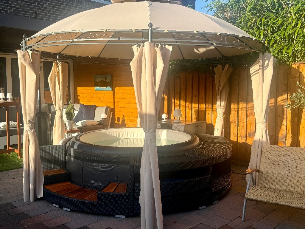 Foto 15 van Softub Resort 6 pers Jacuzzi met omkasting en leuke extra's