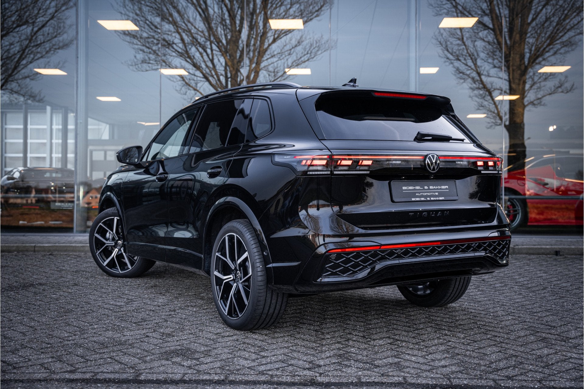 Volkswagen Tiguan eHybrid R-Line Edition * Panodak * Trekhaa, Zwart, 4 cilinders, Zwart, SUV of Terreinwagen