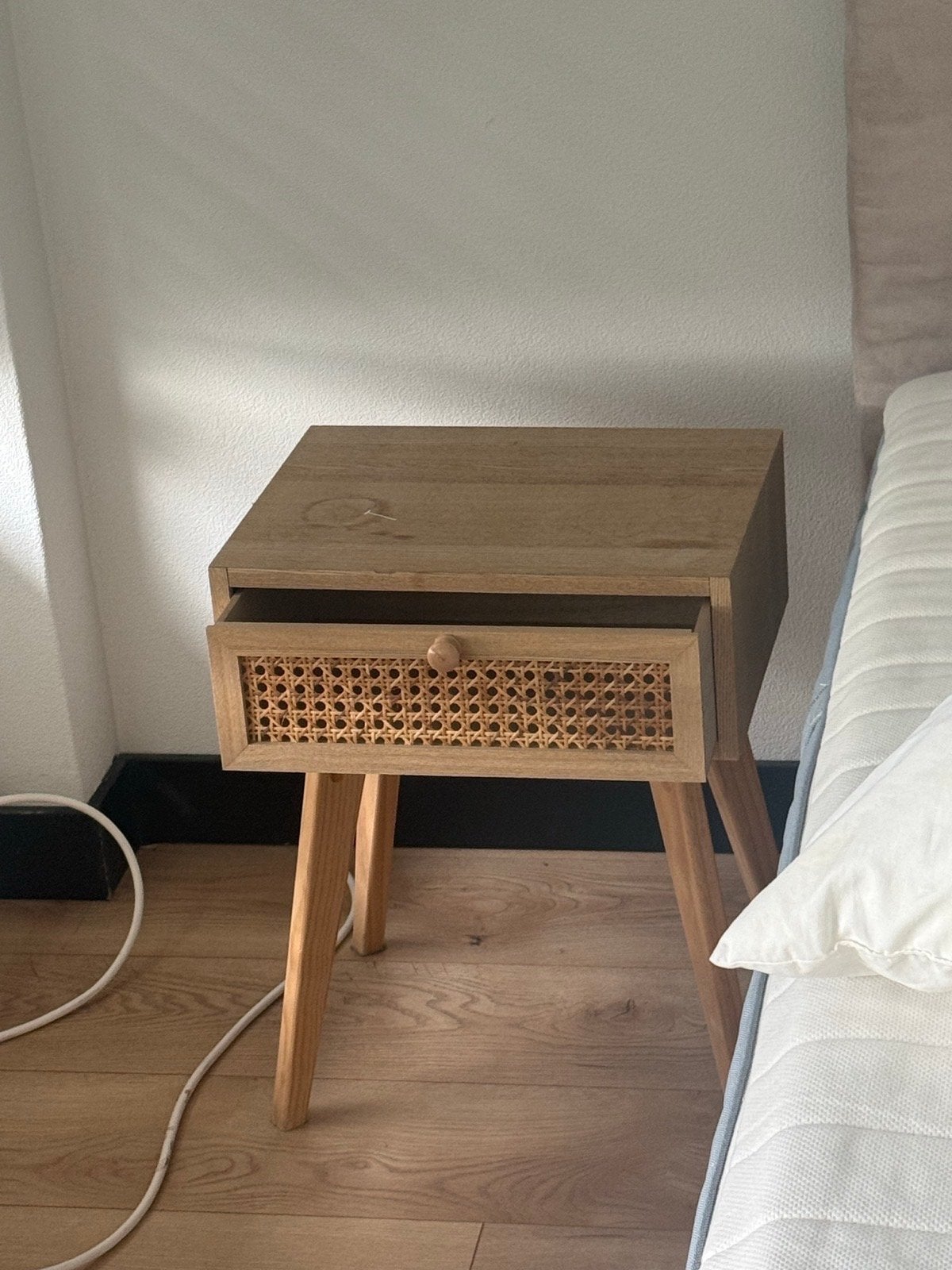 Nachtkastje met lade en rotan front 2 stuks, Ophalen, 55 tot 70 cm, Zo goed als nieuw, 45 tot 65 cm