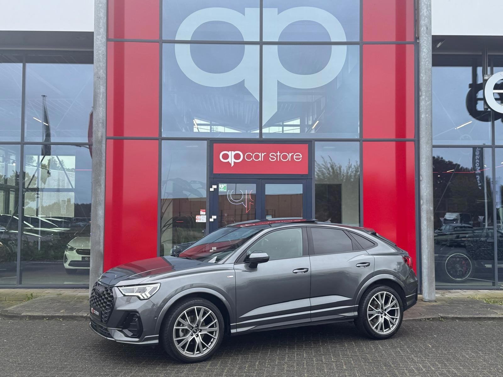 Audi Q3 Sportback 35 TFSI 3 X S-Line Uniek Vol | Panorama |, Auto's, Dealer onderhouden, 15 km/l, Gebruikt, Zwart