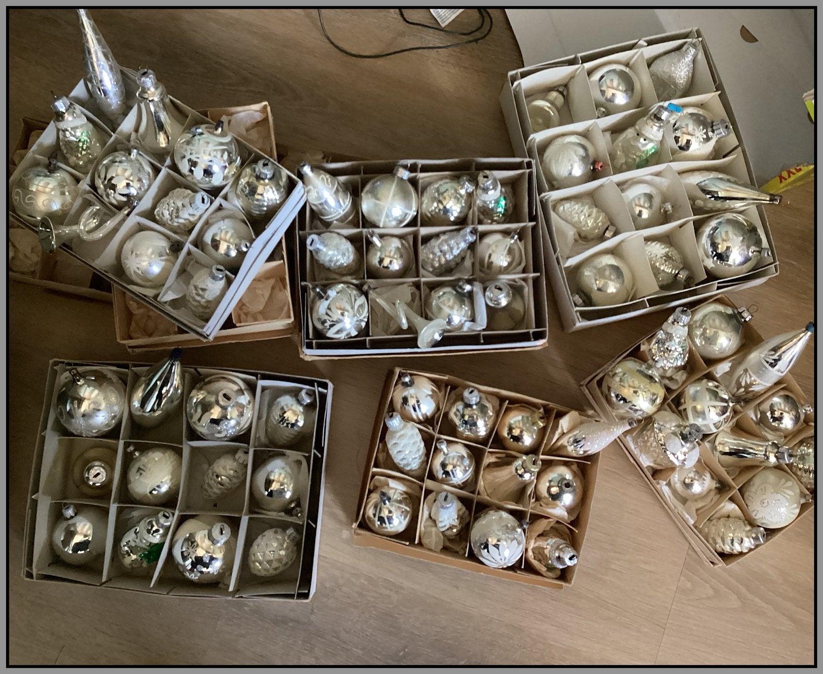 6 dozen met oude zilverkleur kerstballen en figuren, Diversen, Kerst, Ophalen of Verzenden, Gebruikt