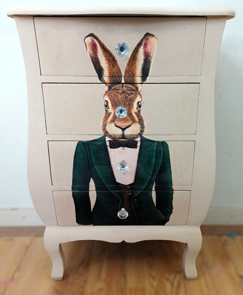 Een hoge ladekast “Classy Rabbit”, crème kleurig, 4 lades, Zo goed als nieuw, 3 of 4 laden, Minder dan 100 cm, 25 tot 50 cm