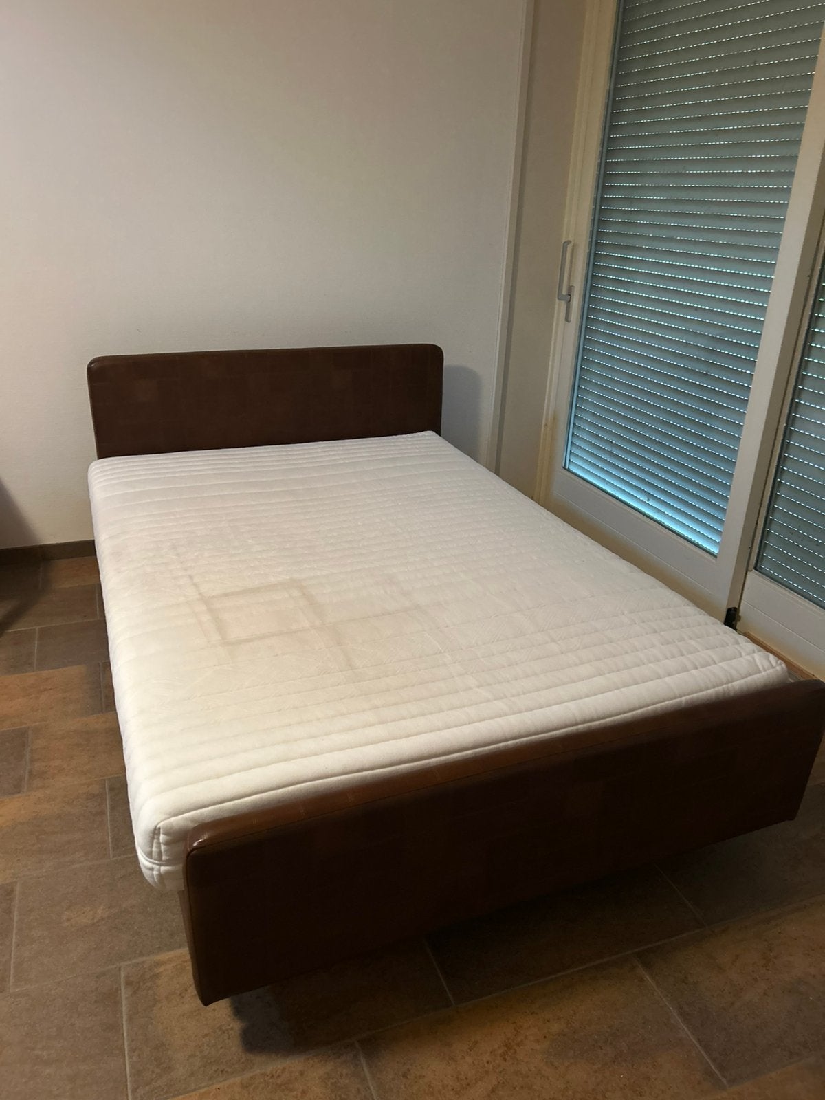 Walnoot houten bed, Ophalen, Bruin, Zo goed als nieuw, Twijfelaar