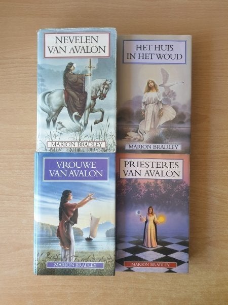 Bradley - Avalon, Lichtserie, Trillium, Darkover ned/eng, Verzenden, Gelezen, Marion Zimmer Bradley