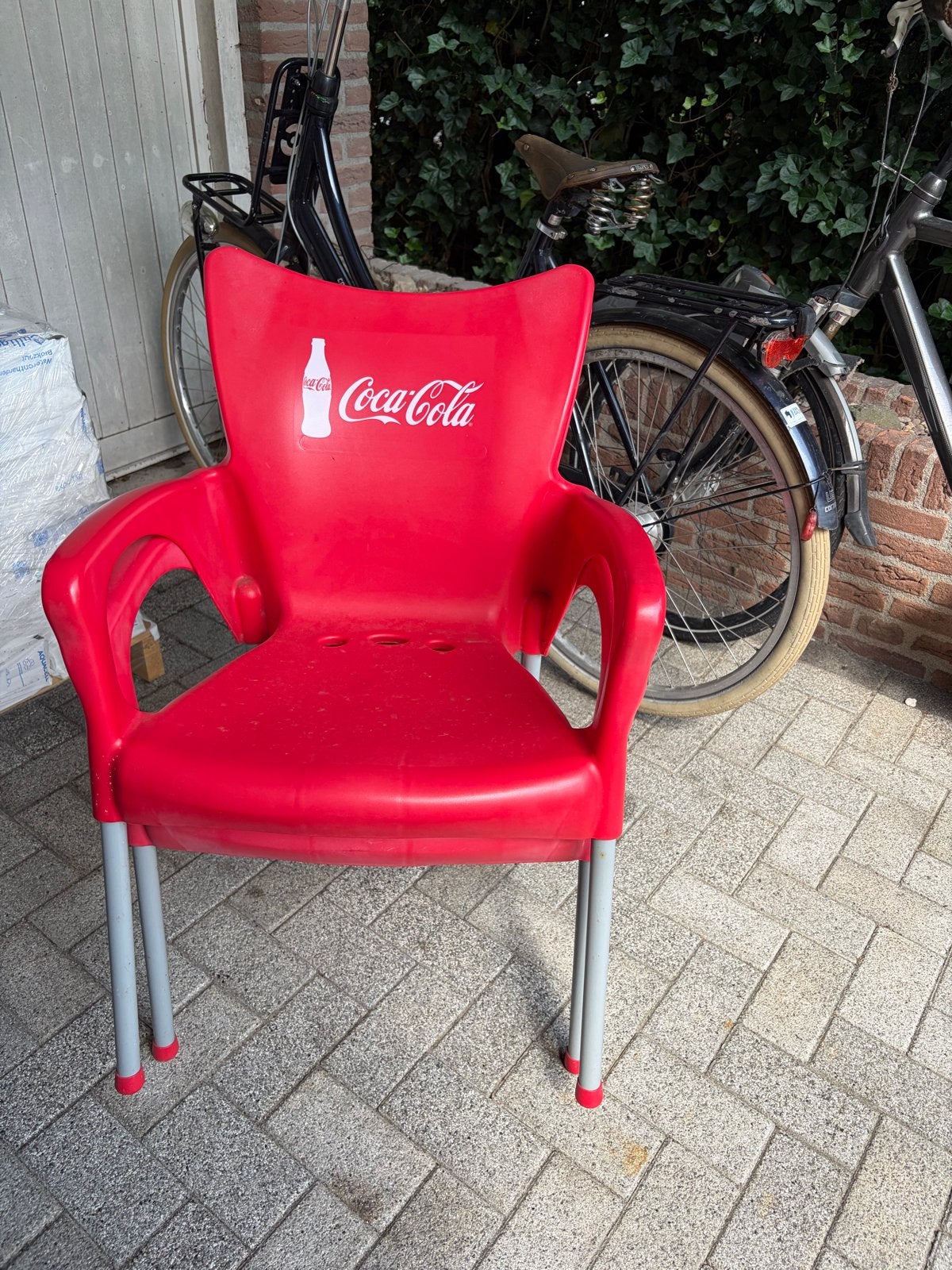 Coca-Cola Tuinstoel - Rode Plastic Stoel met Logo, Tuin en Terras, Tuinstoelen, Ophalen, Gebruikt, Plastic, Stapelbaar