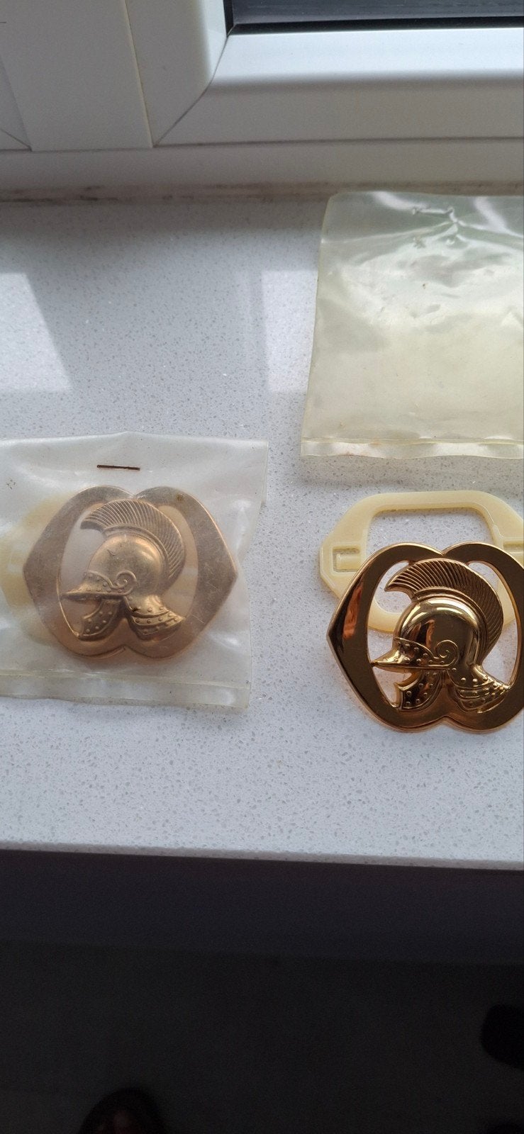 Gouden vergulde broche met brandweer embleem, nieuw in verpa, Overige materialen, 4 tot 7 cm, Nieuw, Ophalen of Verzenden