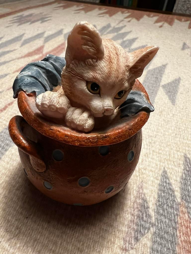 Beeldje kat in pot van Francien/“Binkie”, Meerkleurig, Overige stijlen, Ophalen of Verzenden, Zo goed als nieuw
