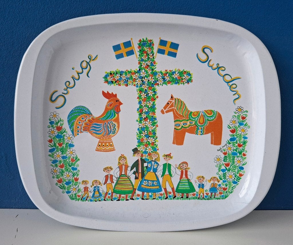 Klein Zweeds souvenir dienblaadje/Dala paardje meiboom, Gebruikt, Ophalen of Verzenden, Afgeronde hoeken, Metaal