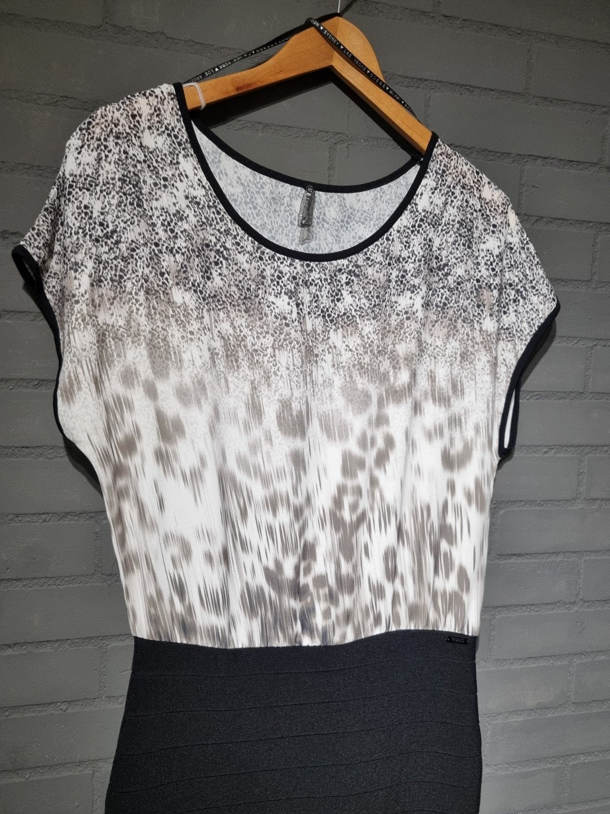 GUESS Sibilla Bandage Jurk – Dierenprint & Zwart –, Kleding | Dames, Maat 38/40 (M), Verzenden, Zwart, Zo goed als nieuw