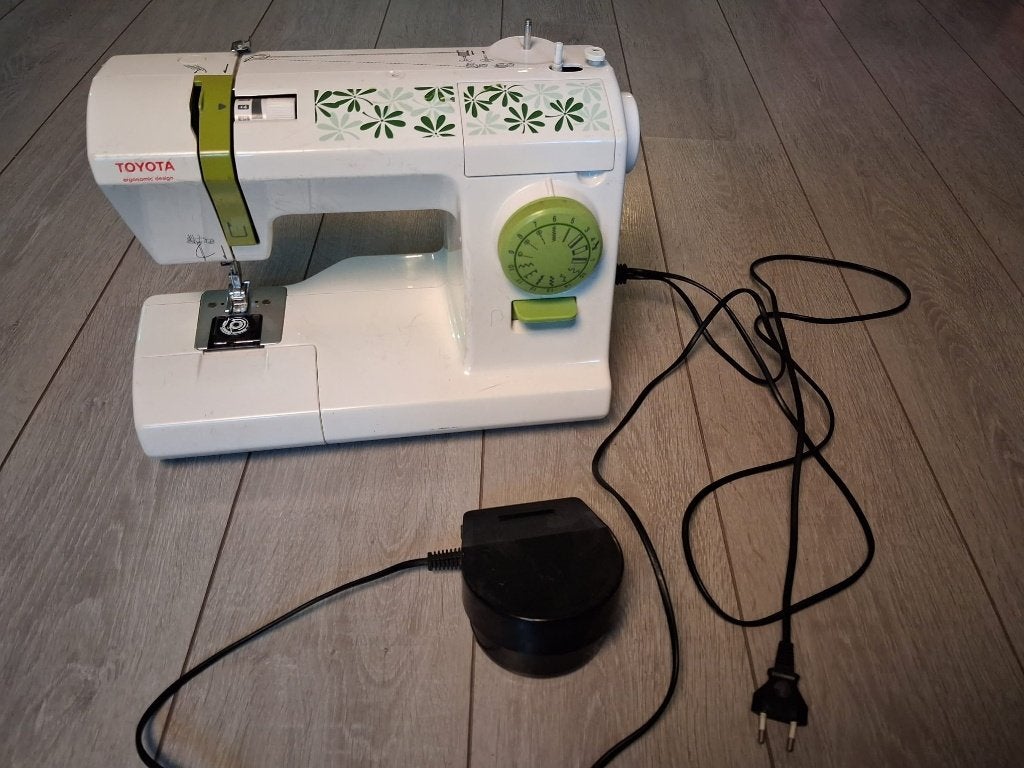 Toyota Ergonomic Design SP100 naaimachine, Ophalen, Gebruikt, Naaimachine, Overige merken