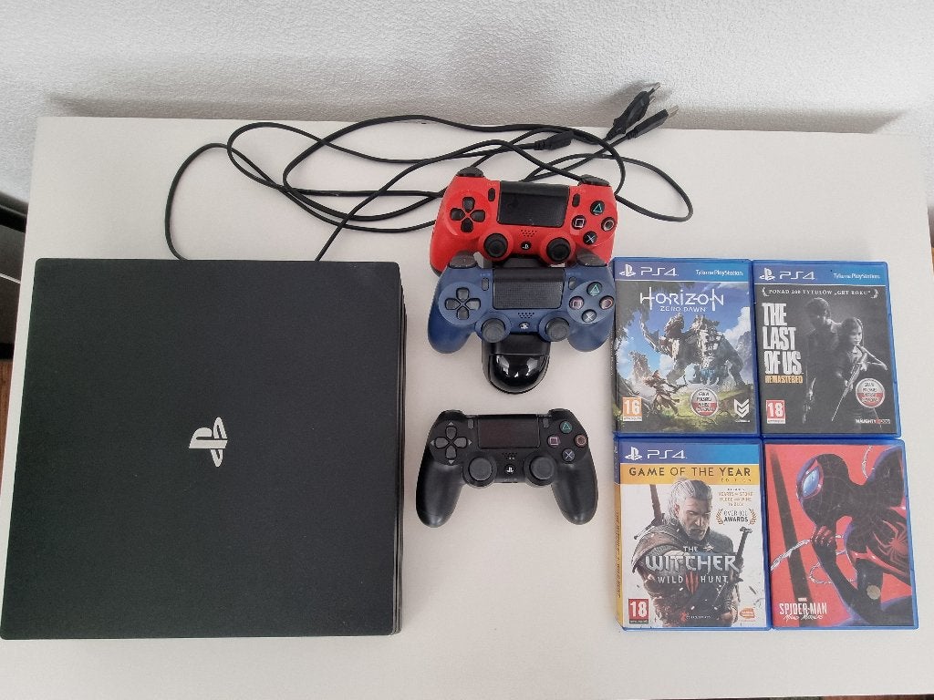 PS4 Pro + 4 games + 3 pads (stick drift) + oplaaddock, Spelcomputers en Games, Overige genres, 1 speler, Ophalen of Verzenden