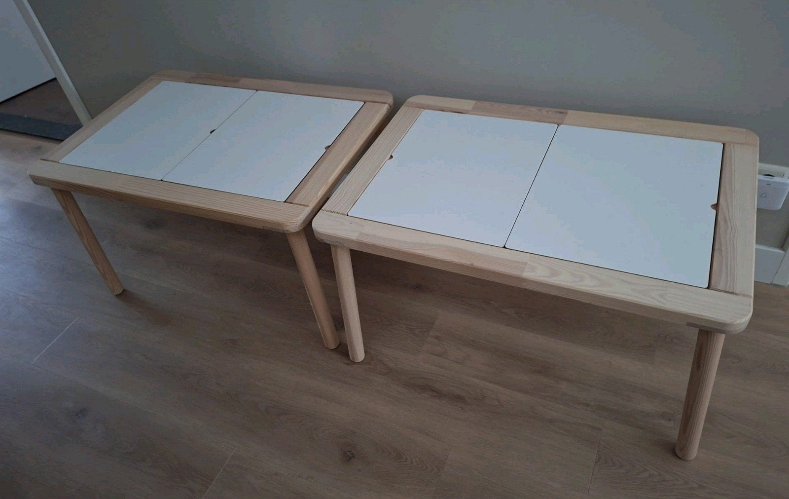 2x IKEA FLISAT speeltafel met stickers +witte TROFAST bakken, Ophalen, Zo goed als nieuw