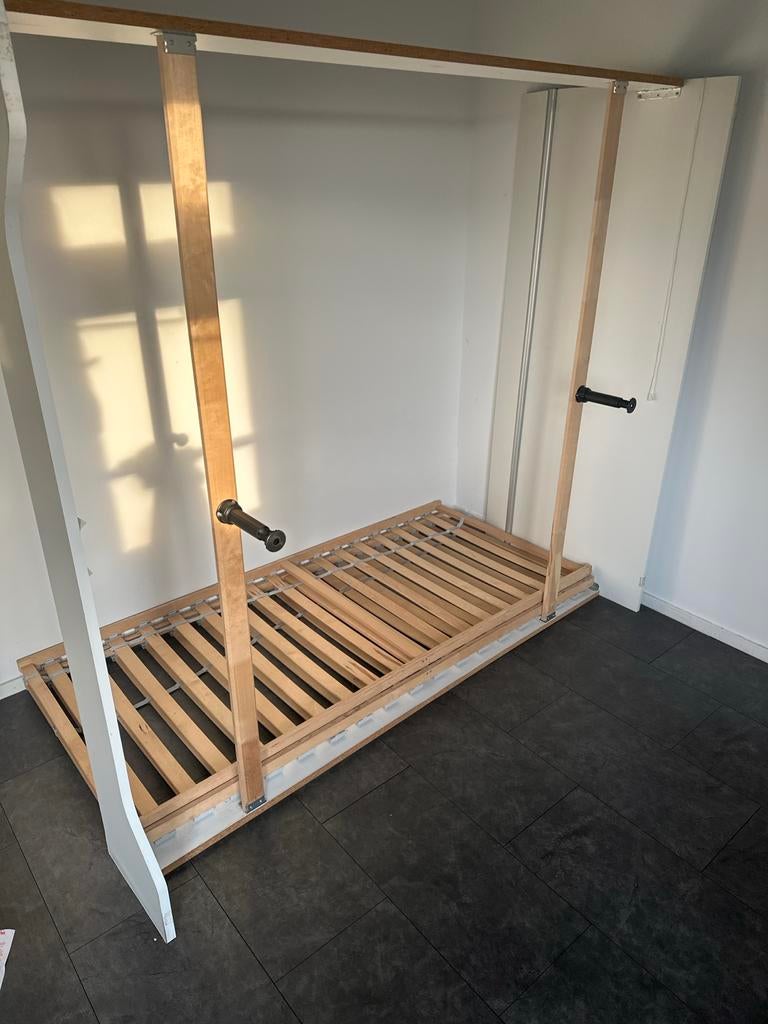 Stevig houten bedframe 180x200 cm met lattenbodem, Huis en Inrichting, Tweepersoons, Ophalen of Verzenden, Zo goed als nieuw, 180 cm