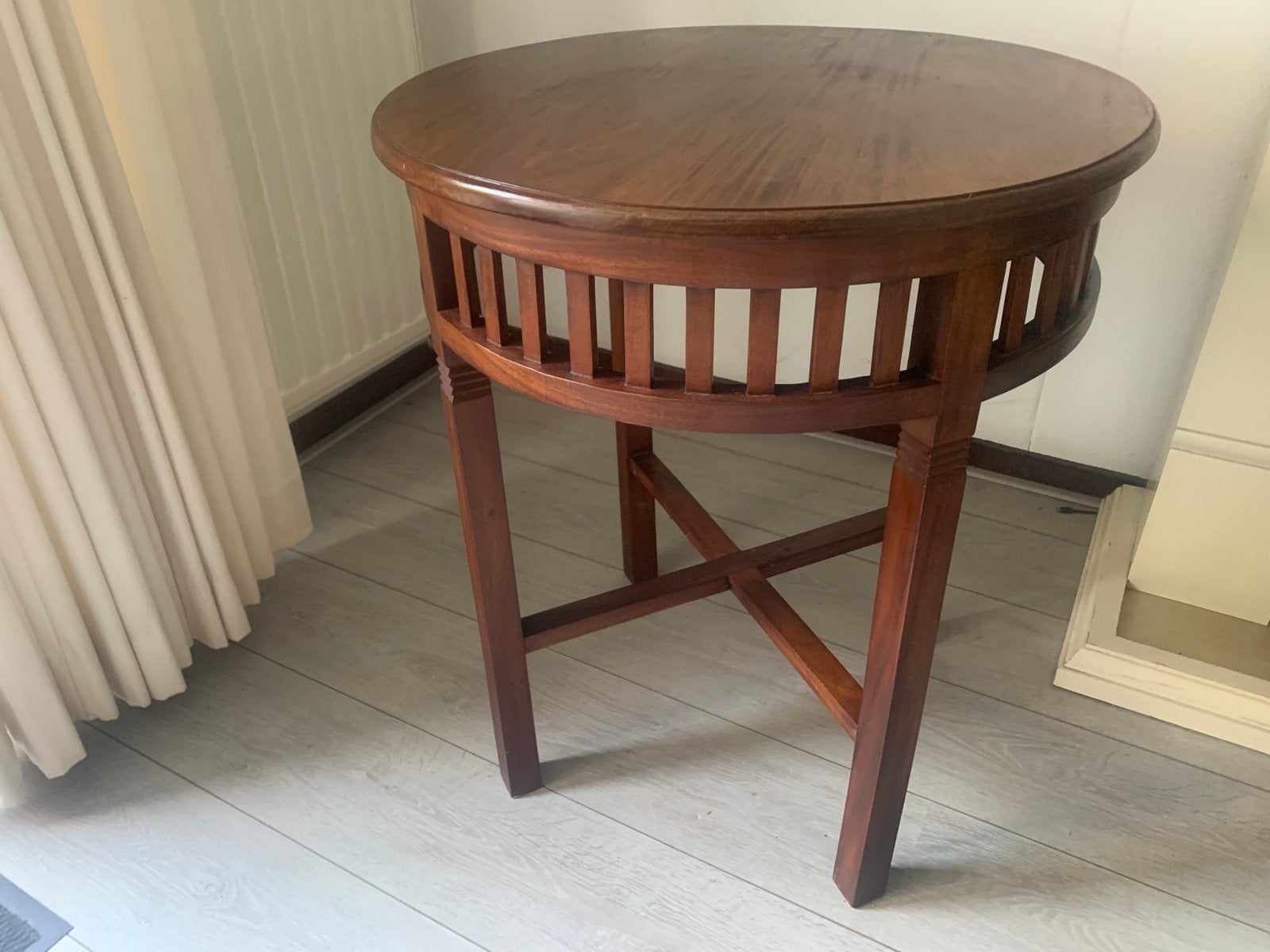 Te koop: mooie houten bijzettafel met sierrand, Ophalen, Minder dan 55 cm, Rond, Zo goed als nieuw