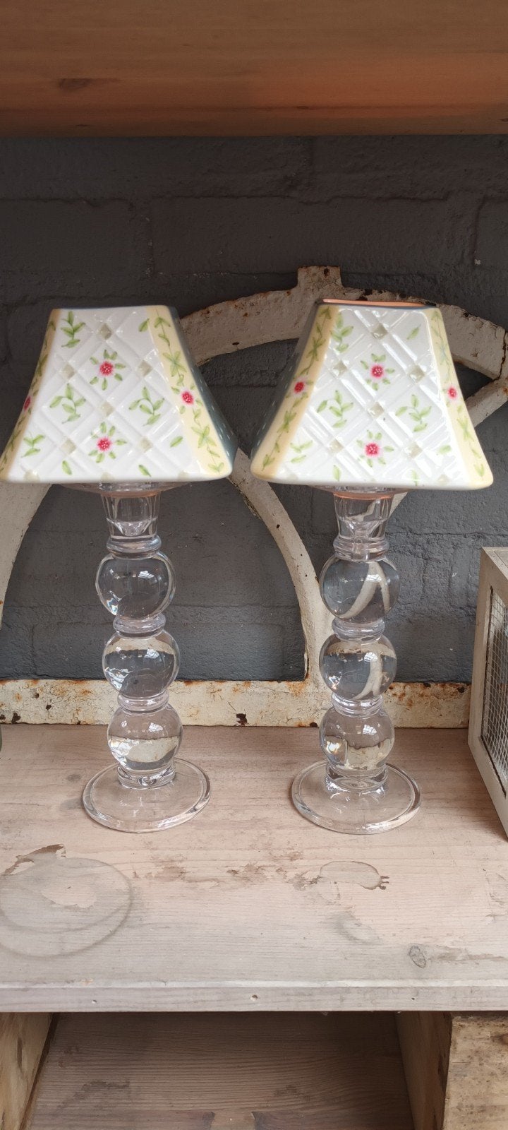 2 glazen kandelaars met Engelse porselein kapjes, Wit, Ophalen of Verzenden, 33 cm, HEMA