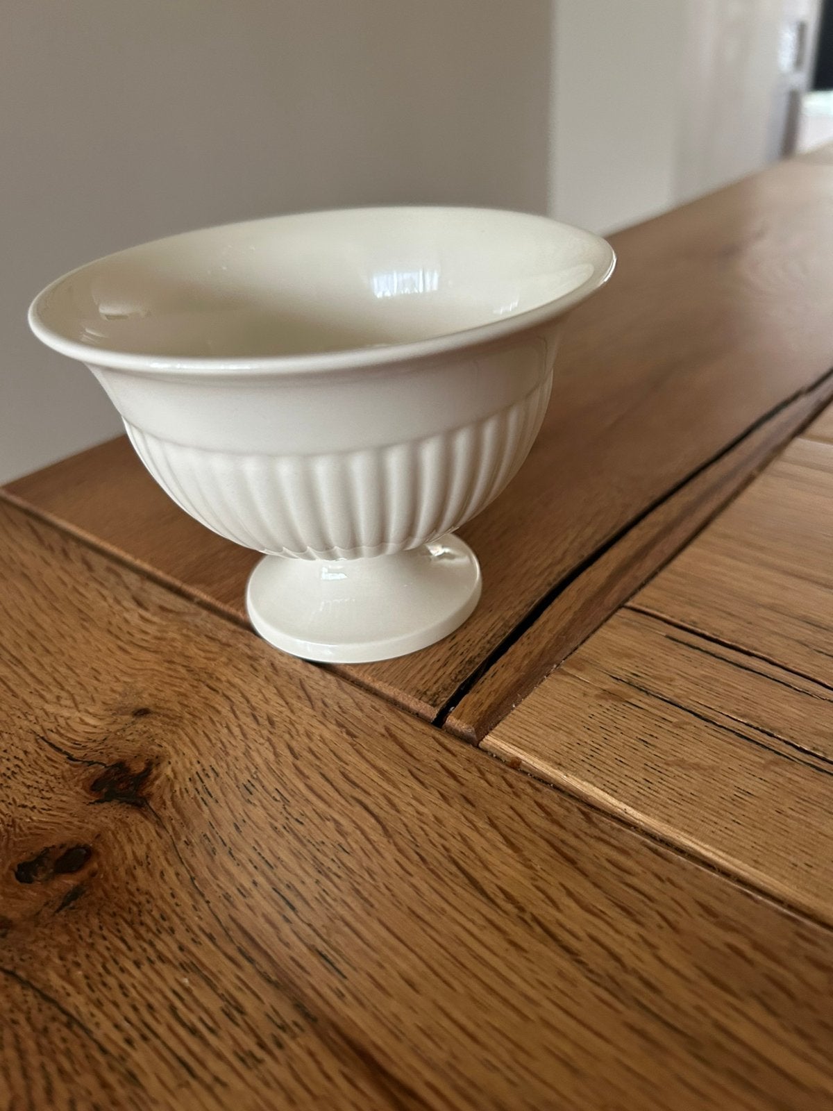 Wedgwood edme schaaltje op voet 12 cm, Huis en Inrichting, Ophalen, Zo goed als nieuw, Porselein, Schaal of Schalen