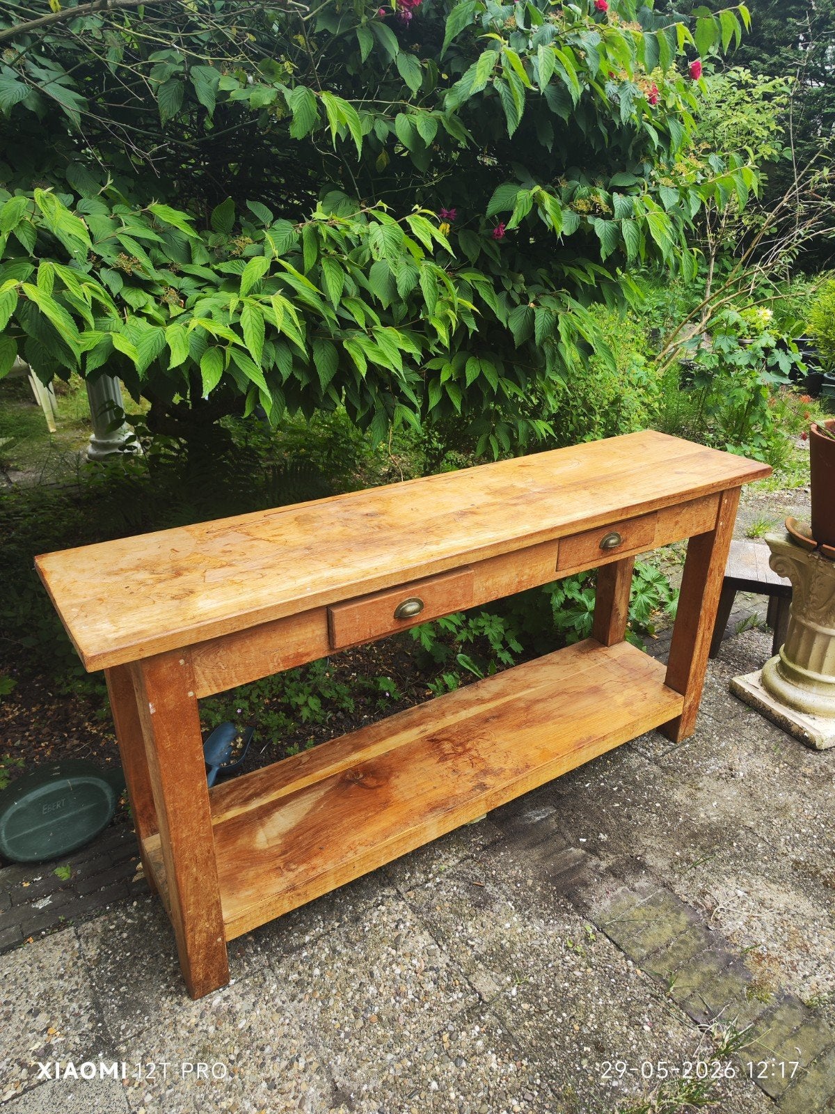 Massief houten sidetable met lades en opbergplank, Ophalen