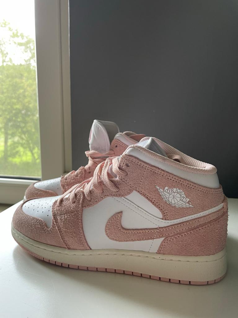 Nike Air Jordan 1 Mid 'Pink Suede' sneakers, Ophalen of Verzenden, Nieuw, Roze, Sneakers of Gympen