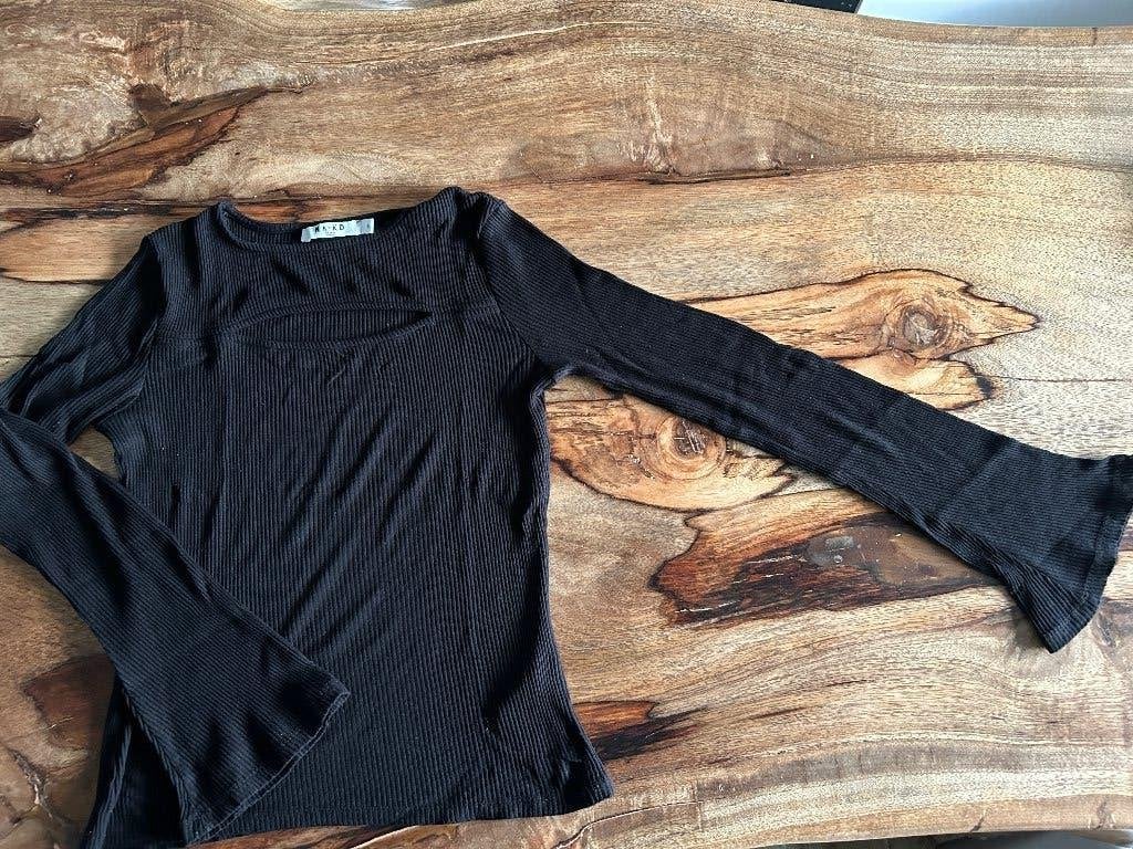 Zwarte top met cut-out en trompetmouw NA-KD NAKD maat S, NA-KD, Zwart, Ophalen of Verzenden, Zo goed als nieuw