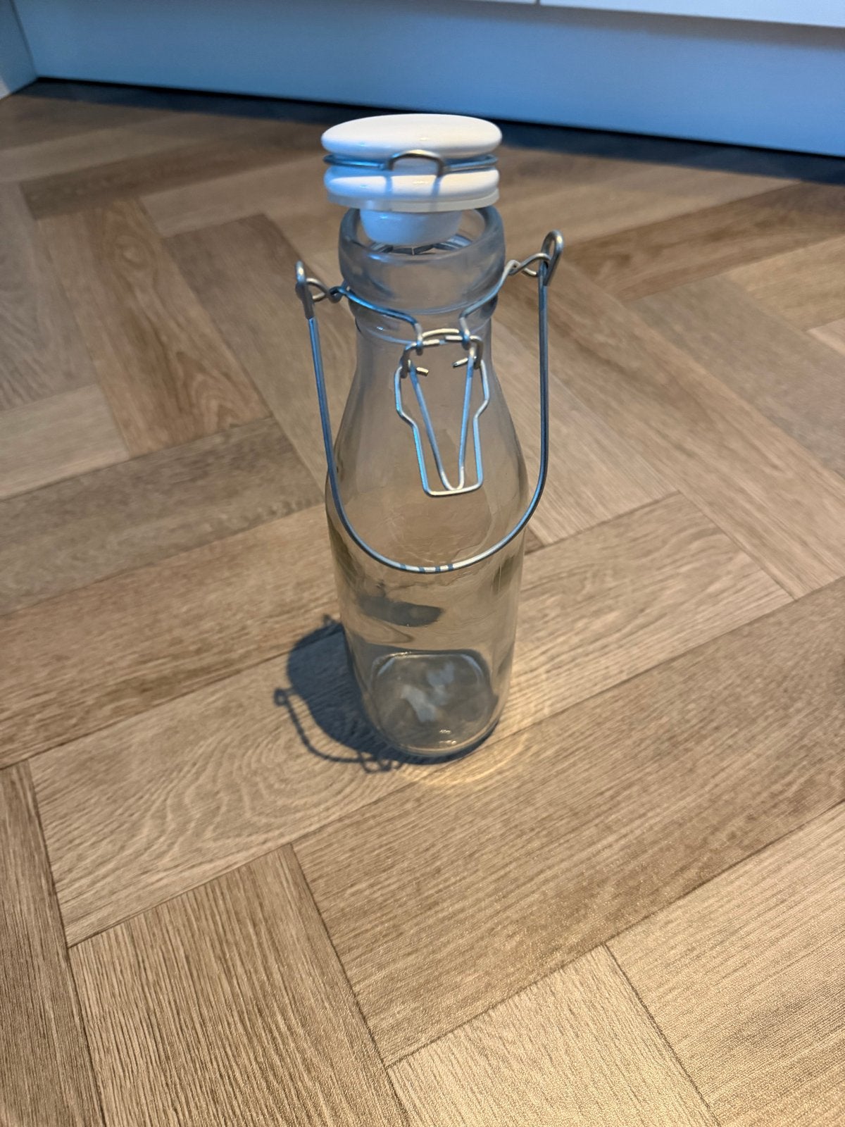 Glazen Fles met Beugelsluiting - Ideaal voor Drankjes, Ophalen of Verzenden, Zo goed als nieuw, Wit, Glas