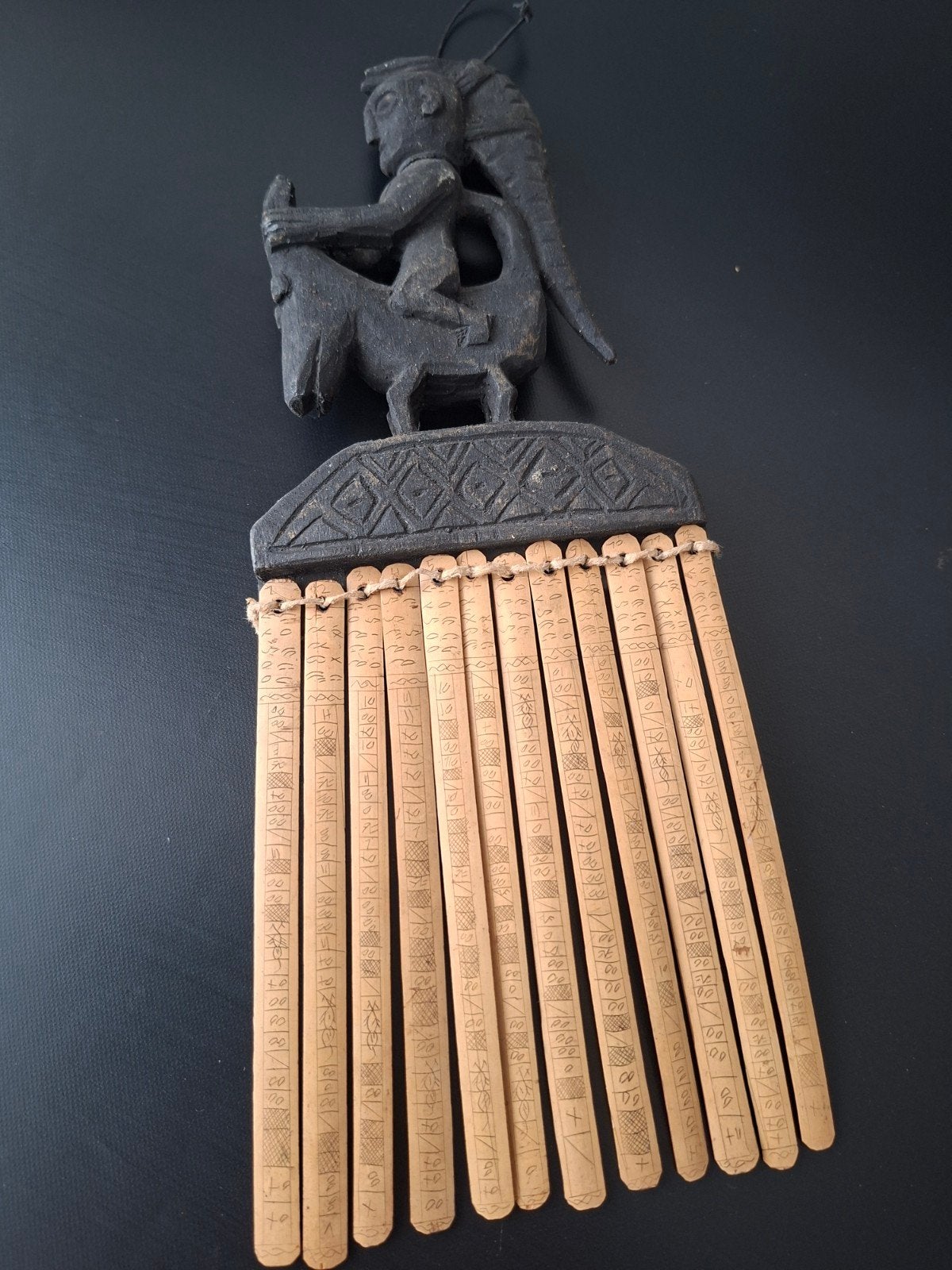 Uniek Indonesisch Batak kalenderornament van hout, Gesneden, Bruin, Ophalen of Verzenden, Indonesië