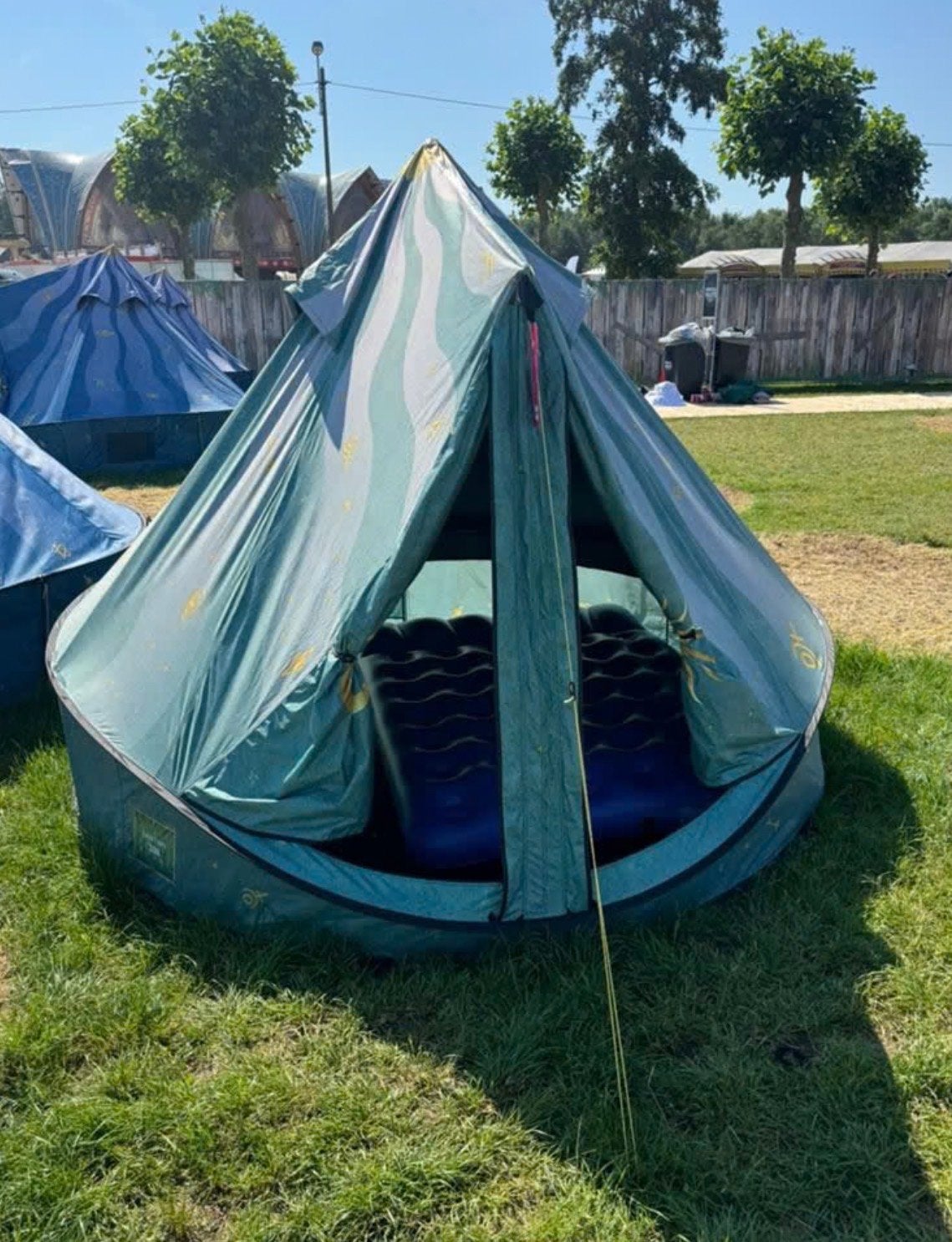 Tomorrowland 2026 Easy Tent met matras en slaapzakken, Caravans en Kamperen, Tenten, Ophalen, Gebruikt, Tot en met 2