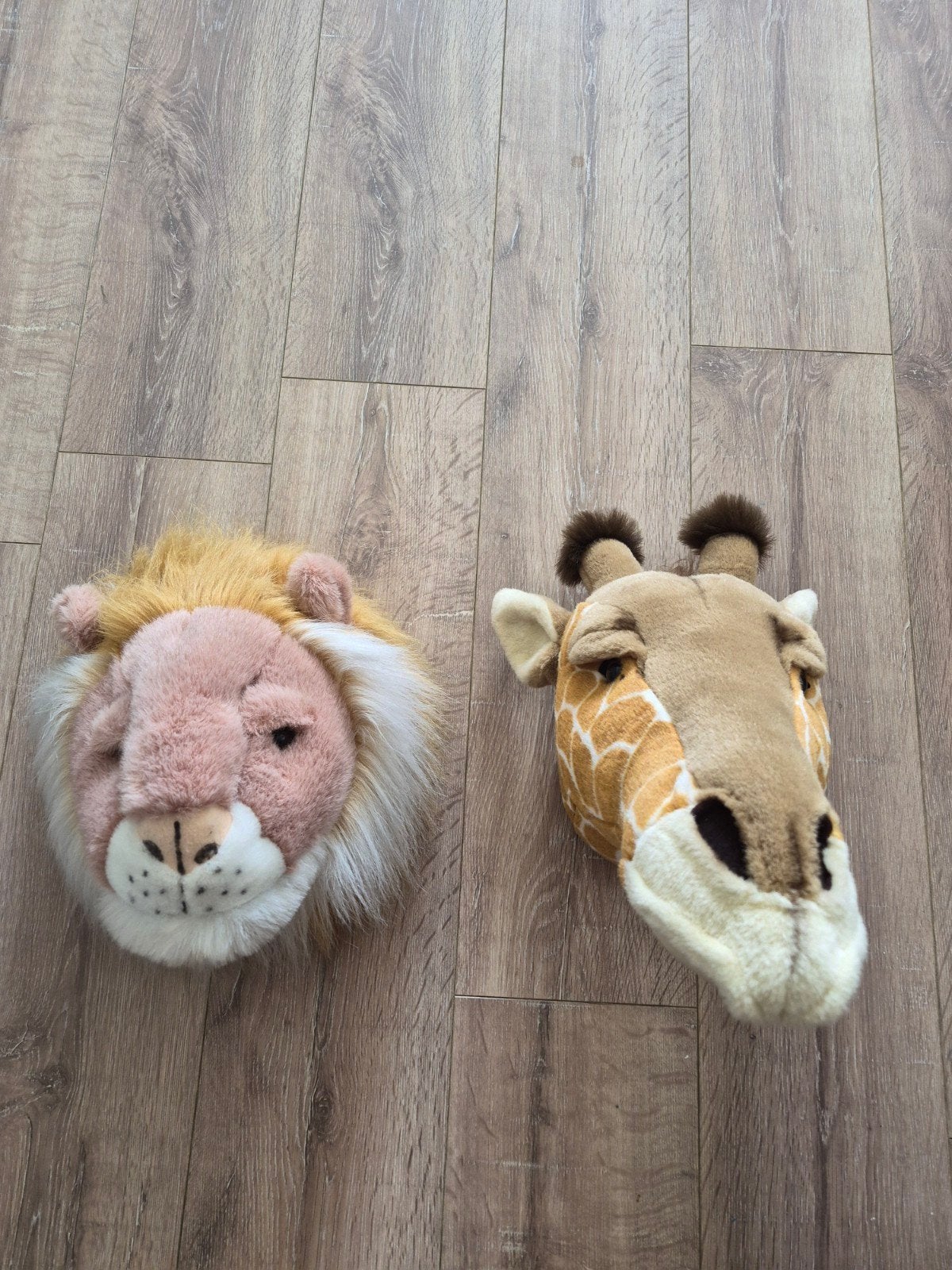 Wanddecoratie knuffelkoppen leeuw en giraf, Gebruikt, Ophalen of Verzenden, Middelgroot (20 tot 80 cm), Leeuw