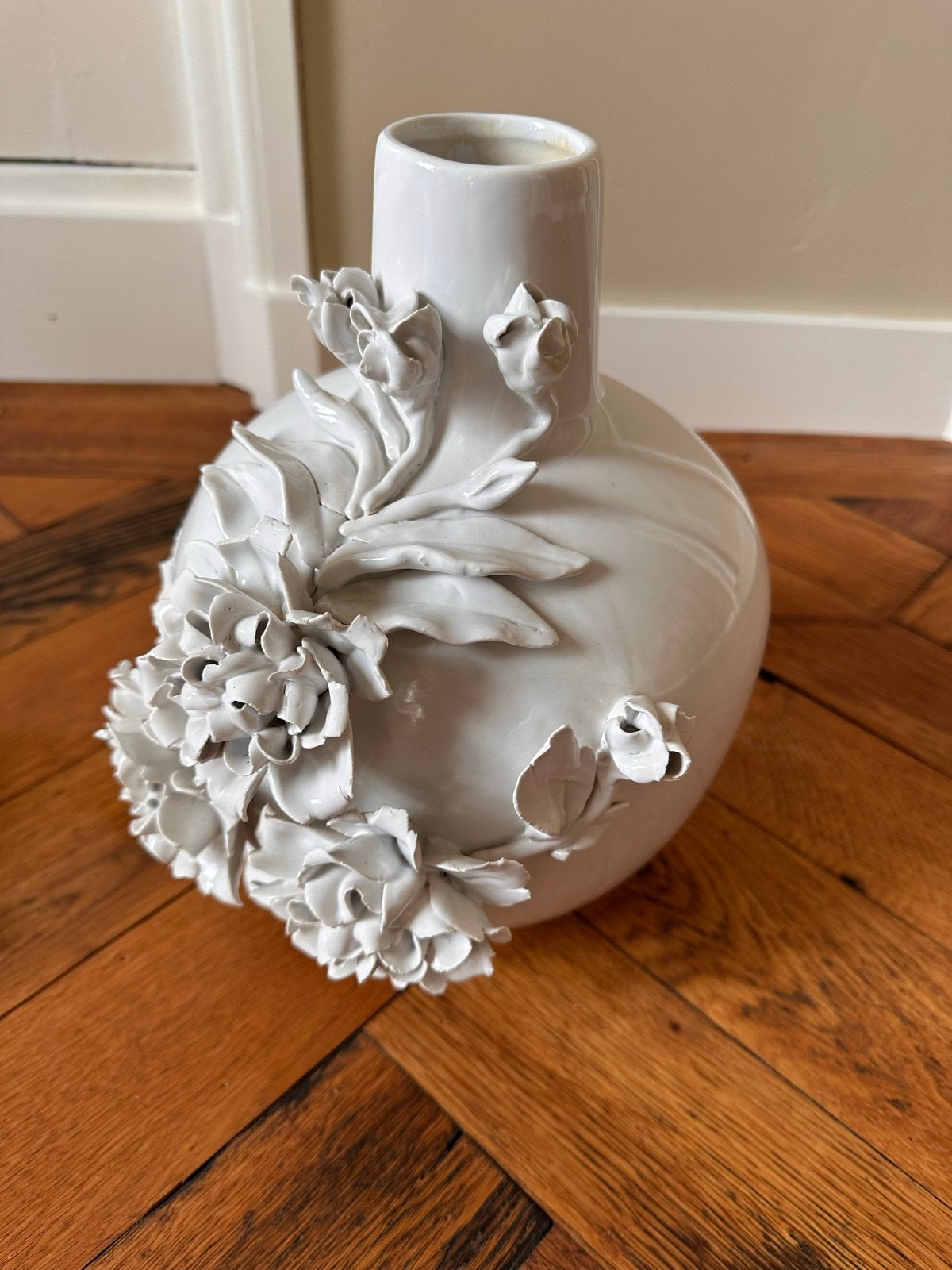 Witte vaas met 3D bloemen - Polspotten duplicaat, Huis en Inrichting, Ophalen, Gebruikt, Wit, Steen/keramiek