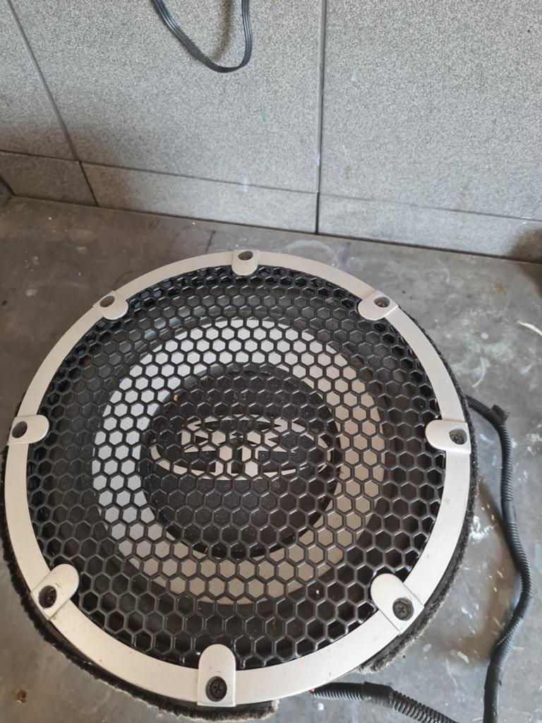 Rockford Fosgate basbox met zelfgebouwde behuizing, Ophalen