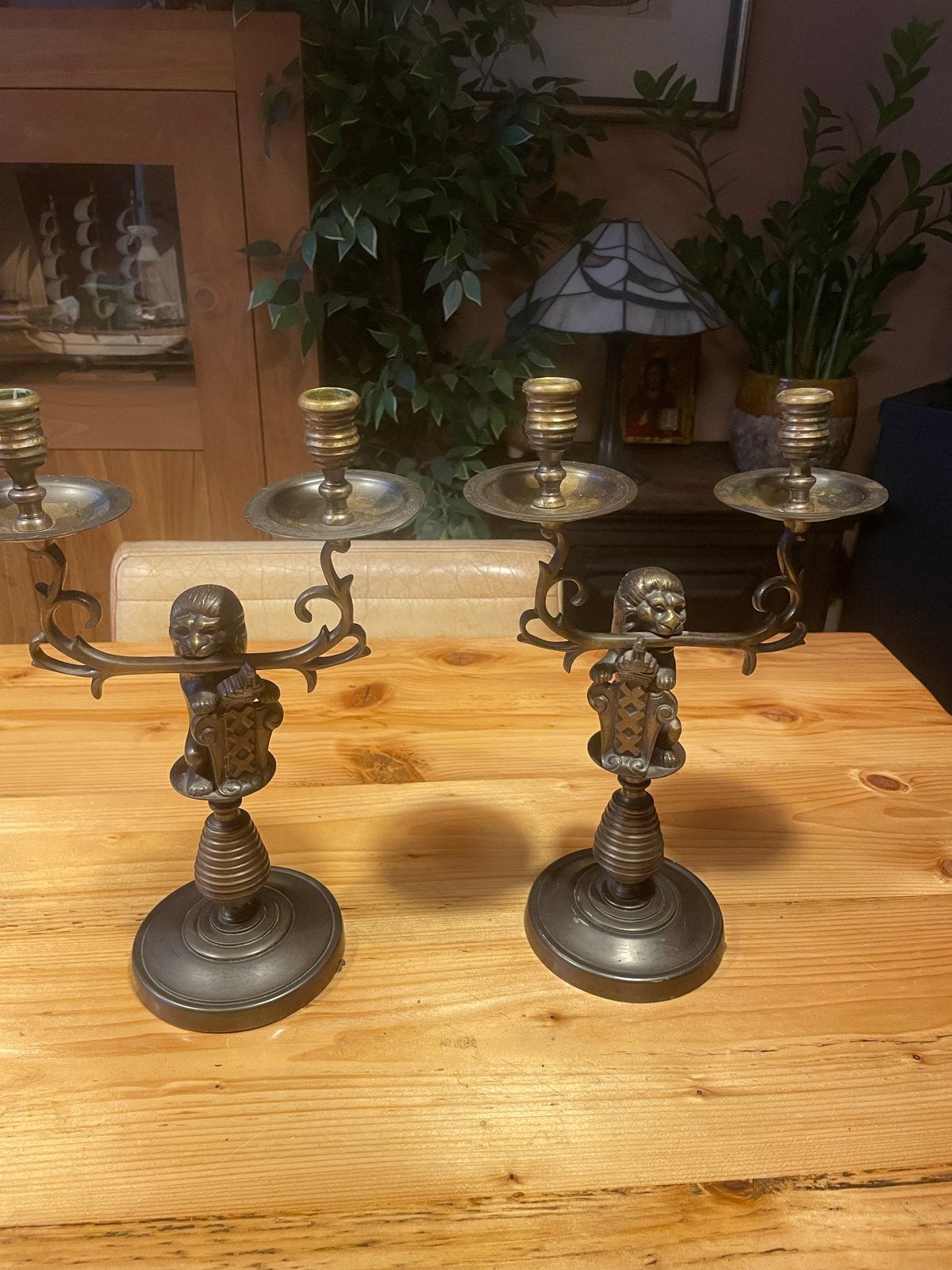 Antieke Amsterdamse bronzen Kandelaars met Leeuwenmotief, Ophalen of Verzenden, Koper of Brons