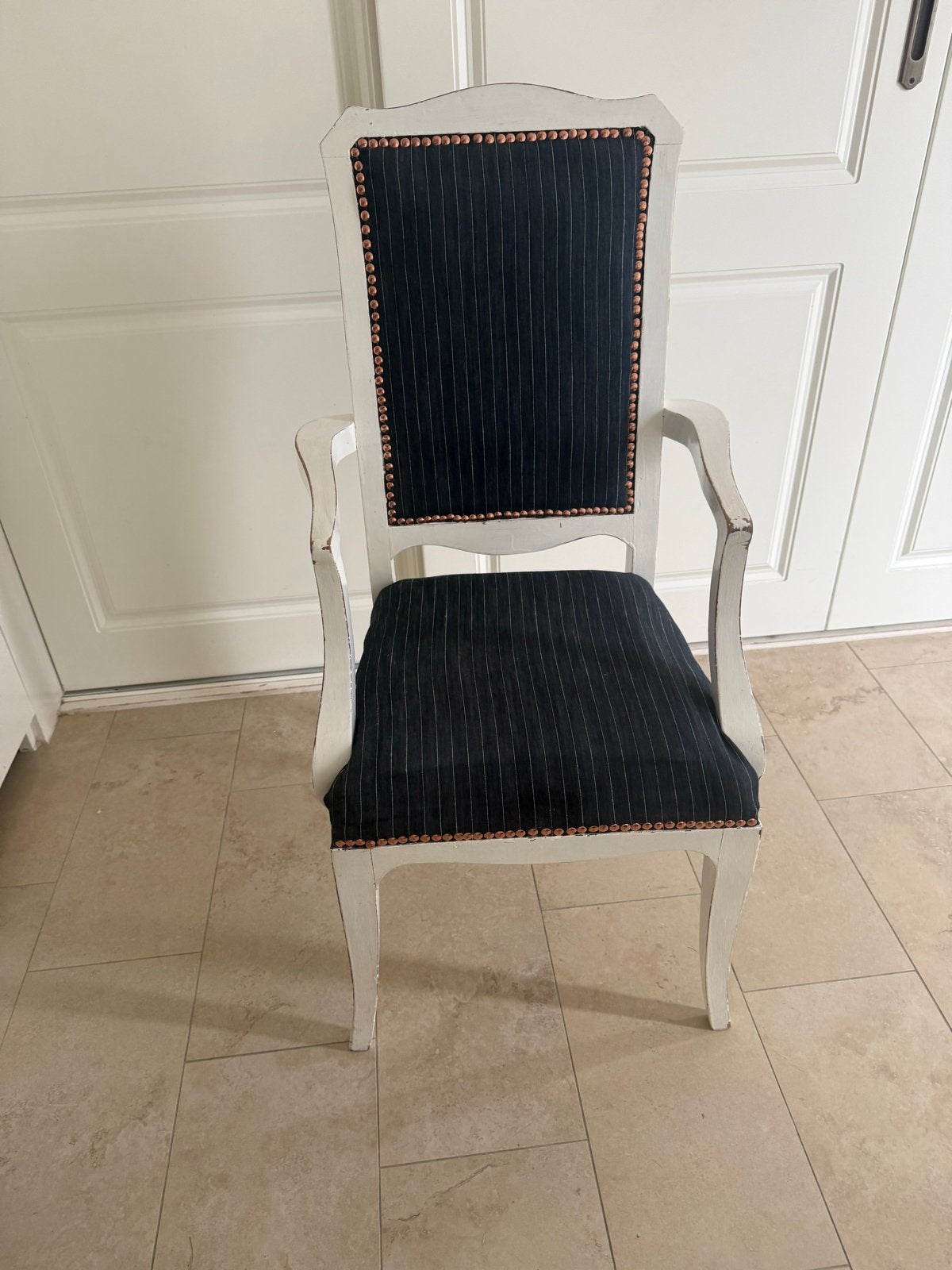 Elegante witte armstoel met gestreepte bekleding, Antiek en Kunst, Ophalen