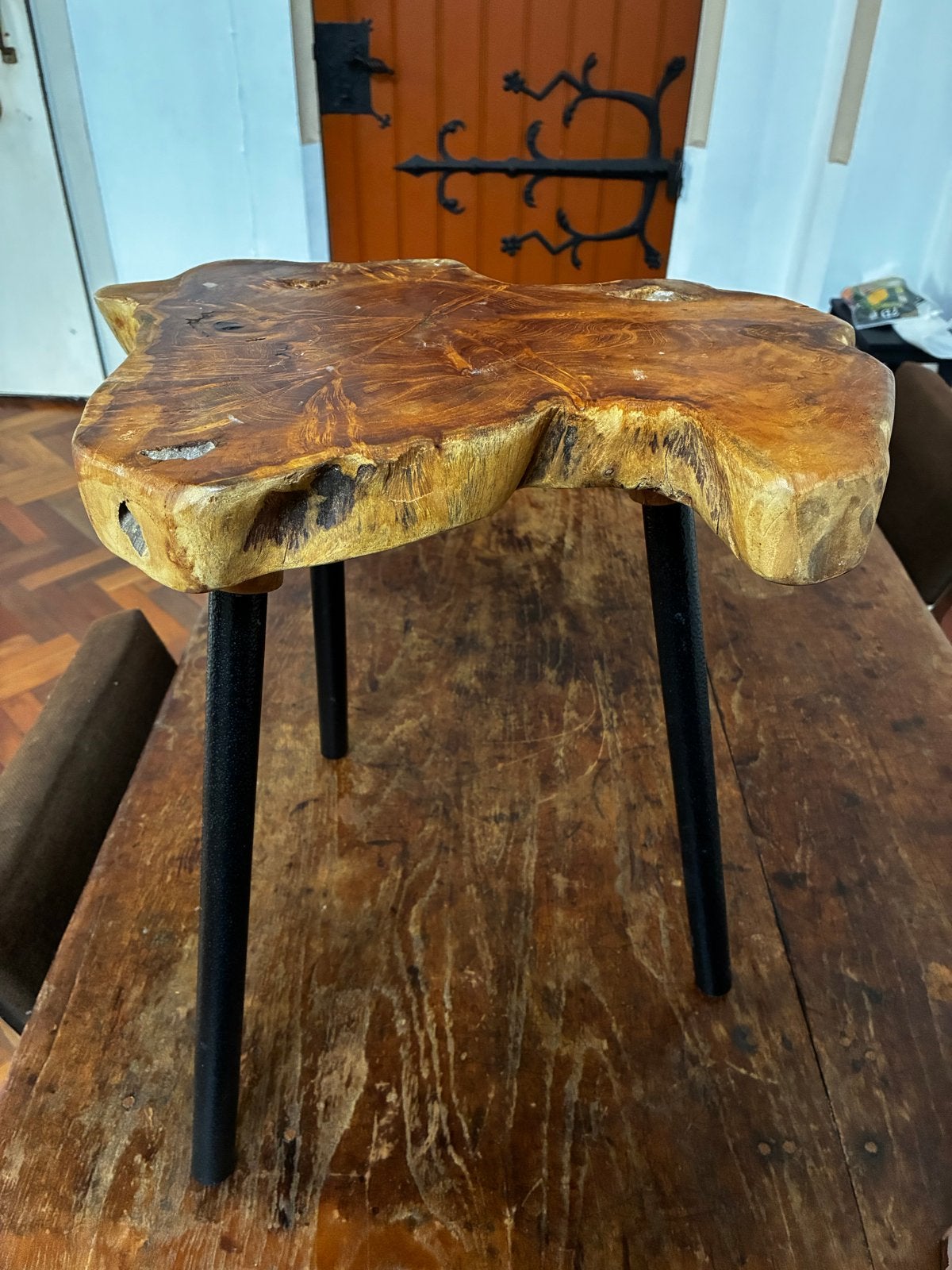 Unieke bijzettafel van boomstam met metalen poten, Huis en Inrichting, Tafels | Bijzettafels, Minder dan 55 cm, Gebruikt, Overige vormen