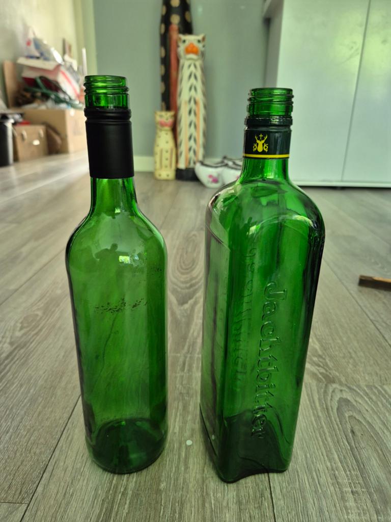 Lege groene flessen (Jägermeister en wijnfles), Antiek en Kunst, Ophalen of Verzenden
