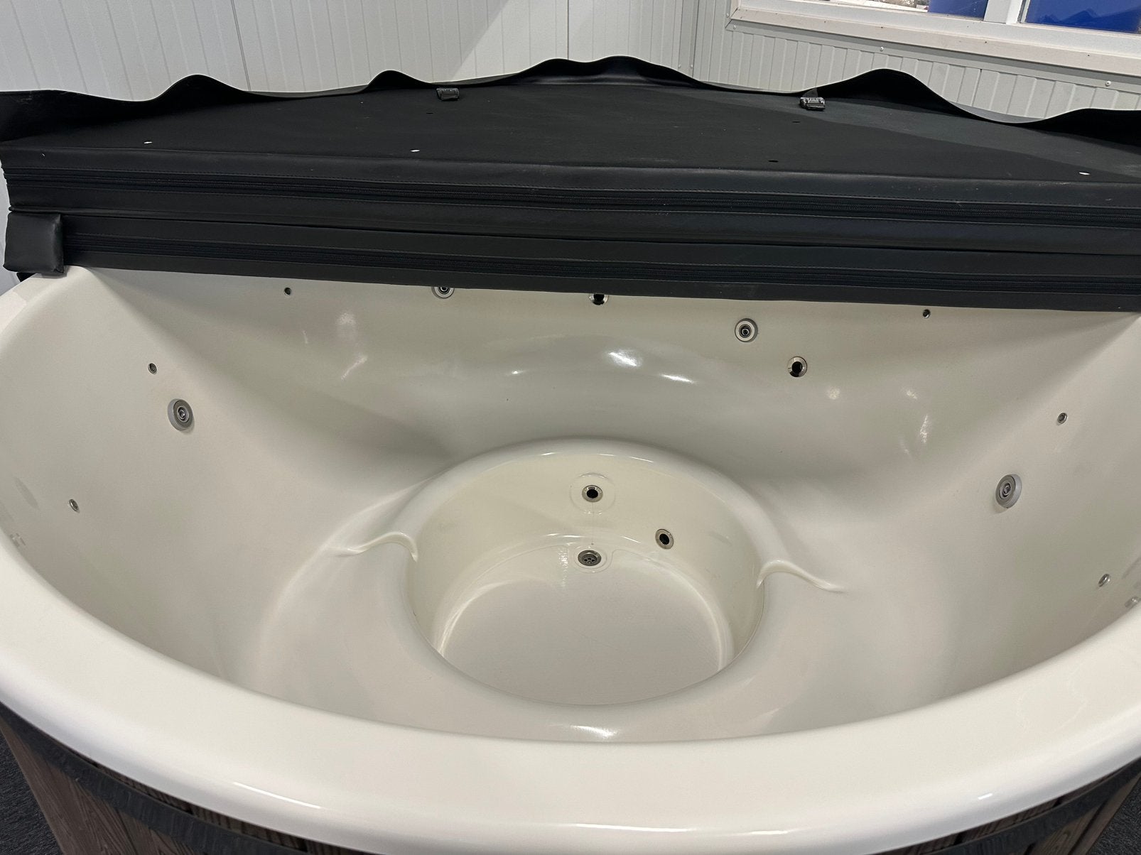 Luxe hottub ZEER SCHERP lichte transport schade, Tuin en Terras, Ophalen of Verzenden, Zo goed als nieuw, Pomp