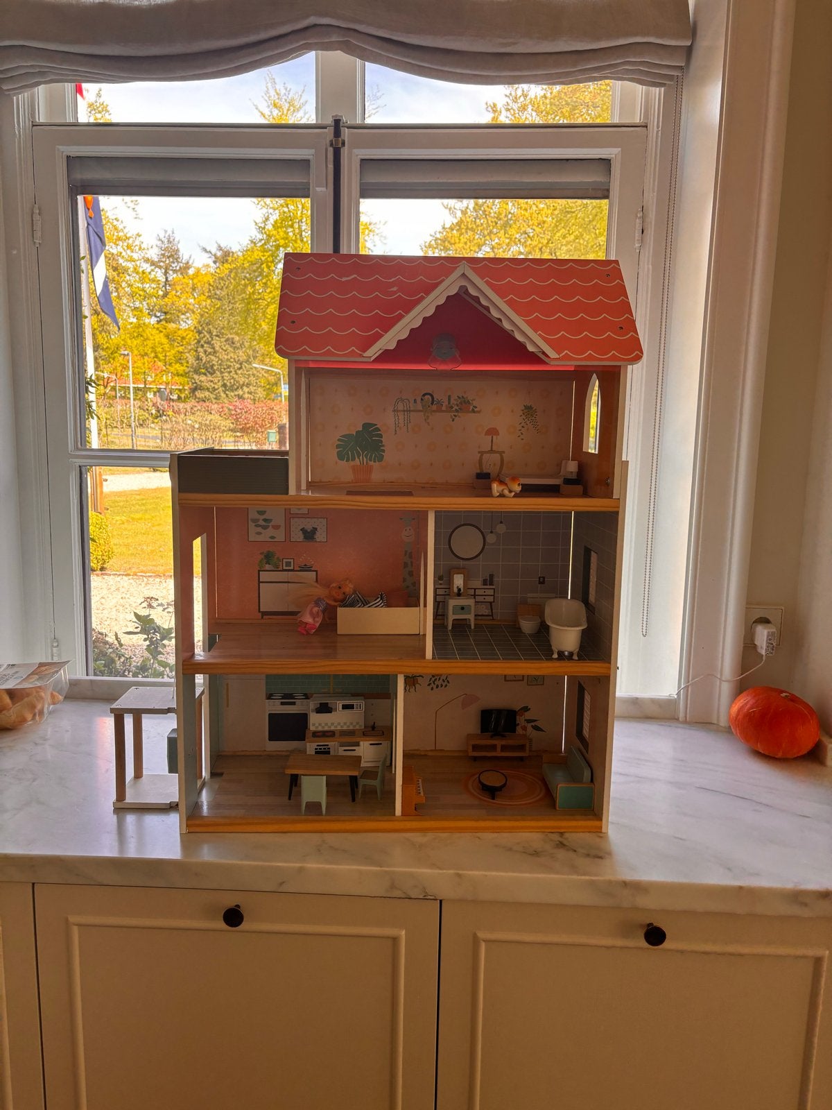 Groot houten poppenhuis met meubels, Ophalen, Zo goed als nieuw, Poppenhuis