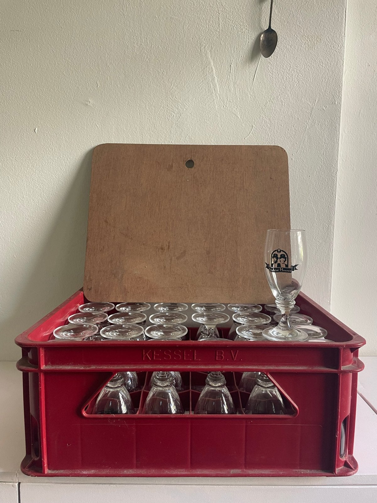 53 speciaal bierglazen op voet in kratjes, Ophalen, Gebruikt, Glas, Meerkleurig