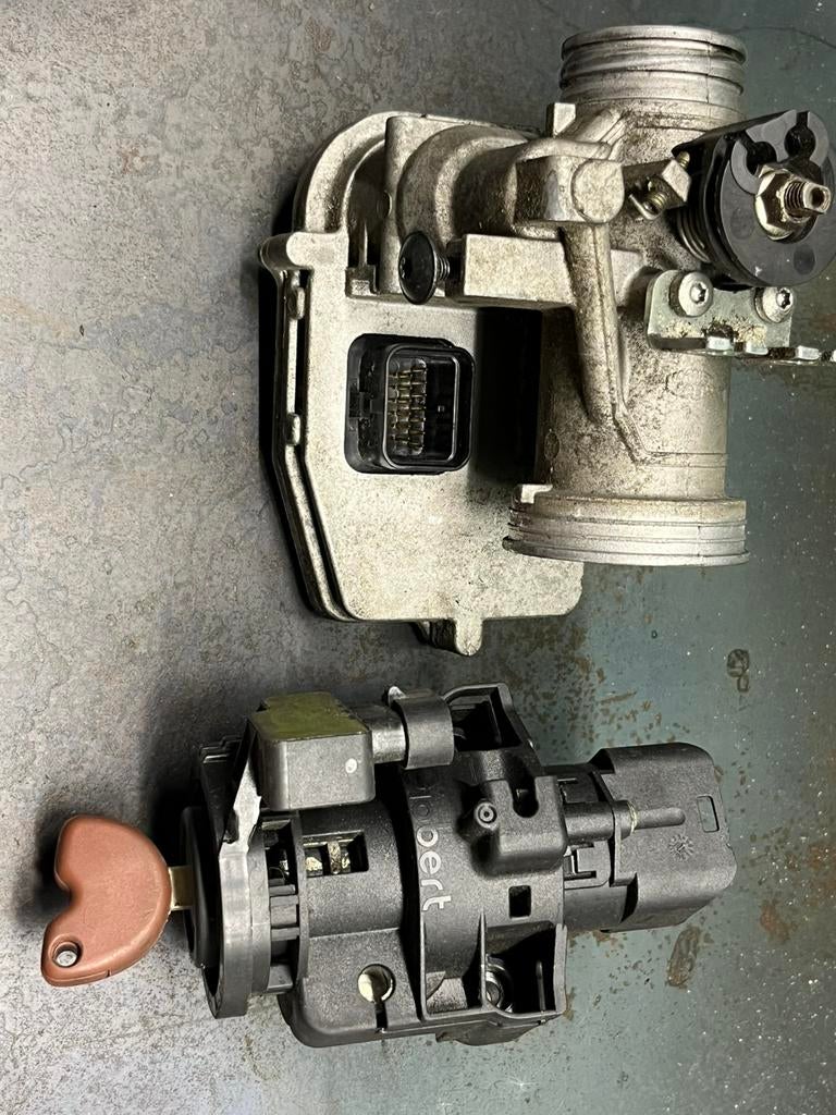 Gasklephuis en contactslot piaggio Mp3 250cc, Ophalen of Verzenden