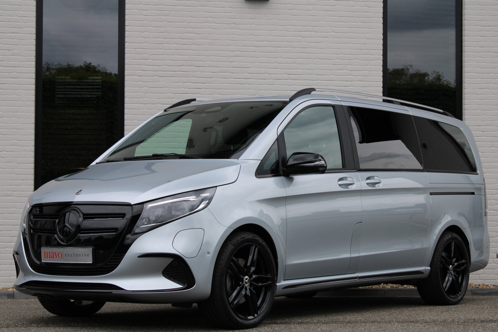 Mercedes-Benz EQV 300 L2 / AMG / Luchtvering / 7-Persoons /, Dealer onderhouden, Gebruikt, Met garantie (alle), 2535 kg
